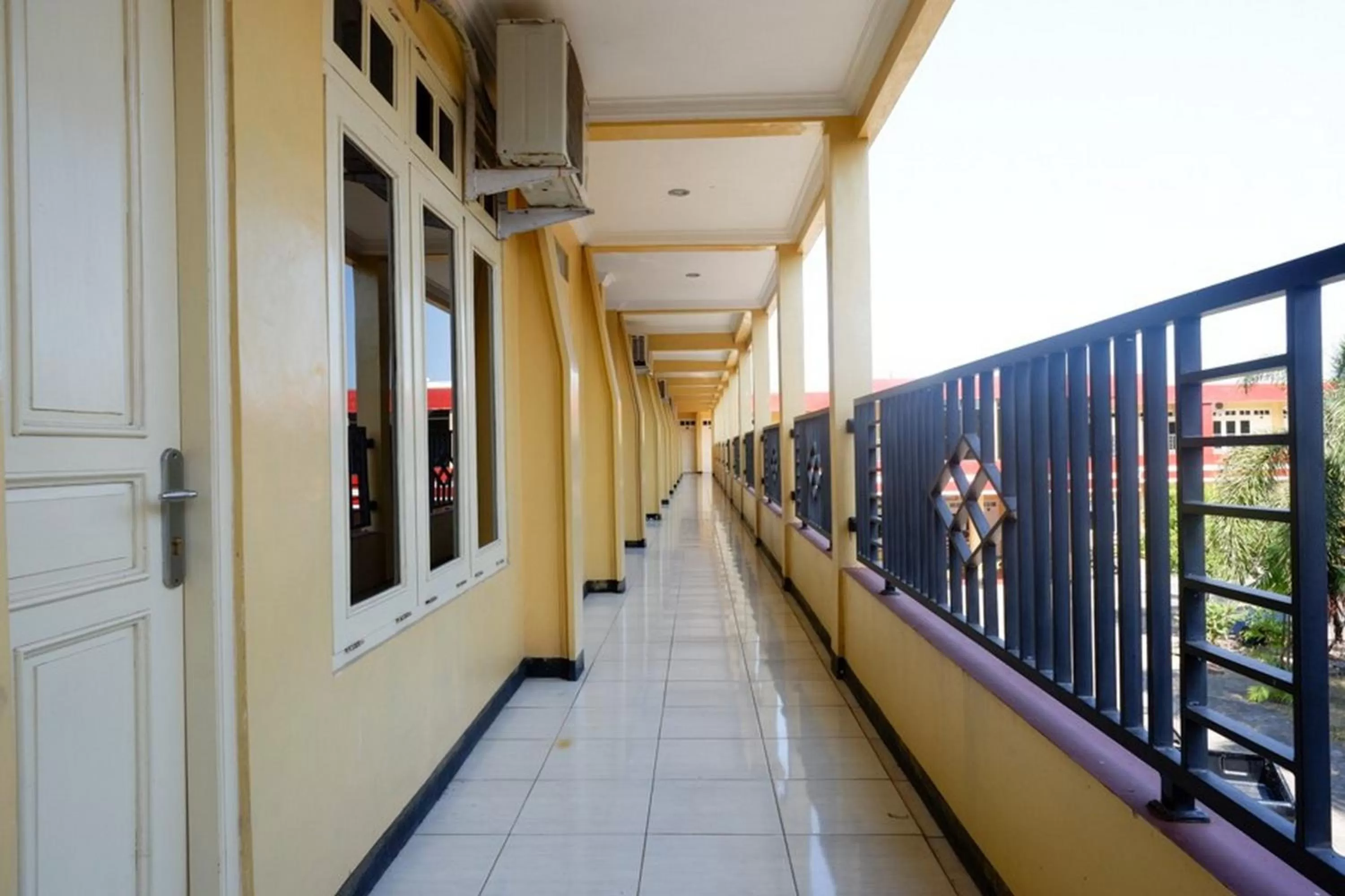 Balcony/Terrace in RedDoorz Plus near Stadion Wijaya Kusuma