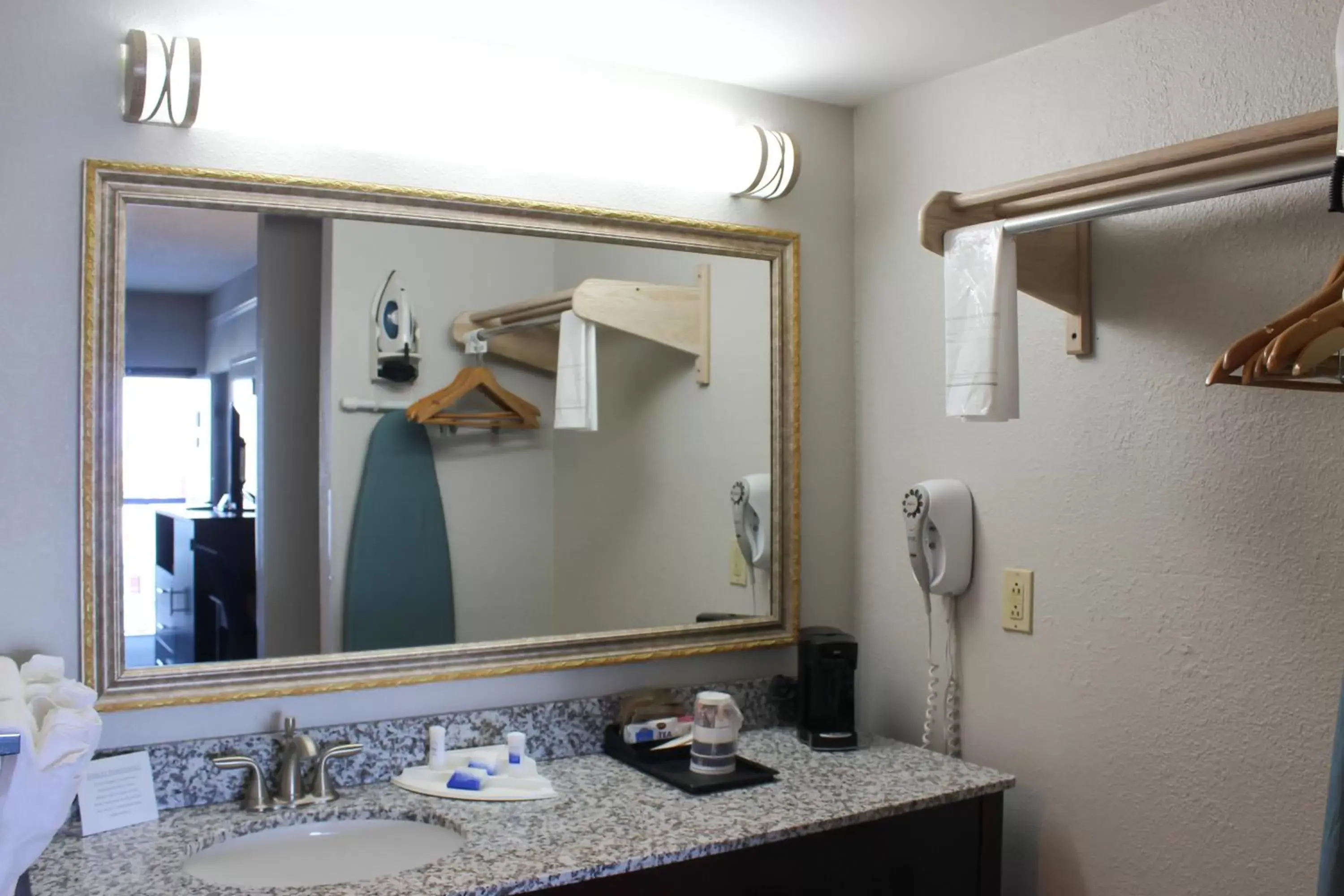 Bathroom, Coffee/Tea Facilities in Best Western Kent Narrows Inn