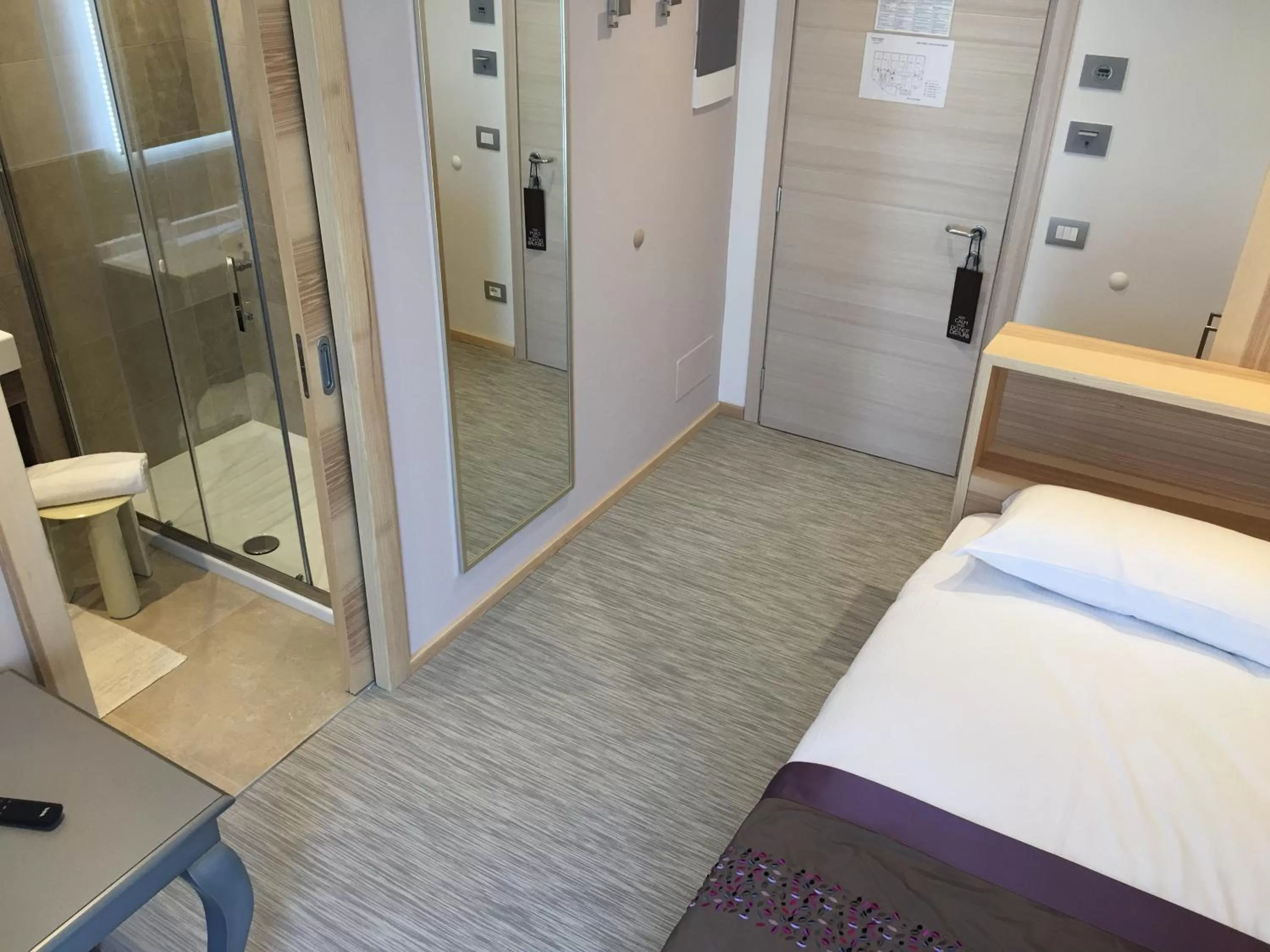 Shower, Bed in Hotel Garden