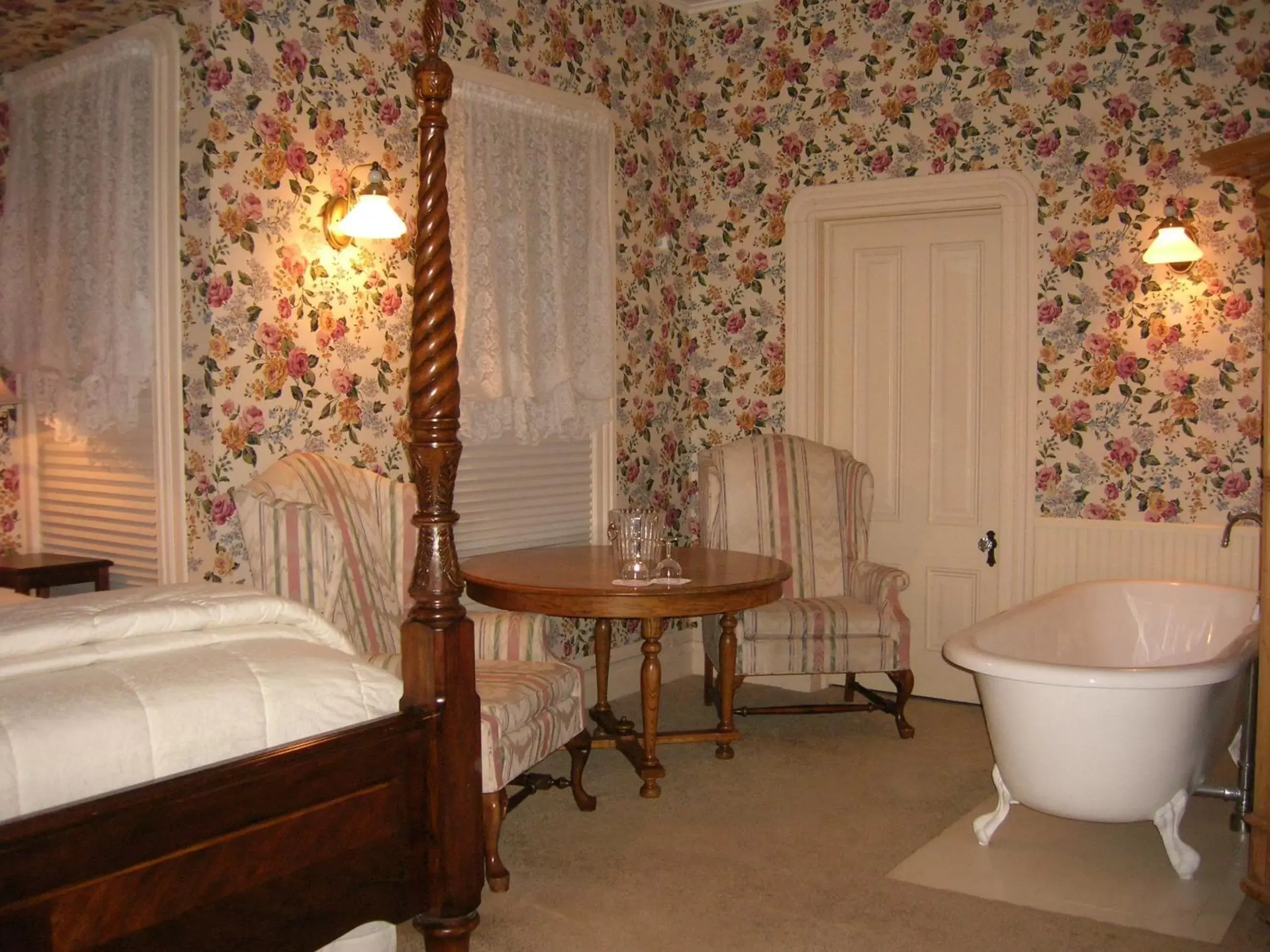 Bed, Bathroom in Bradford Place Inn (California)