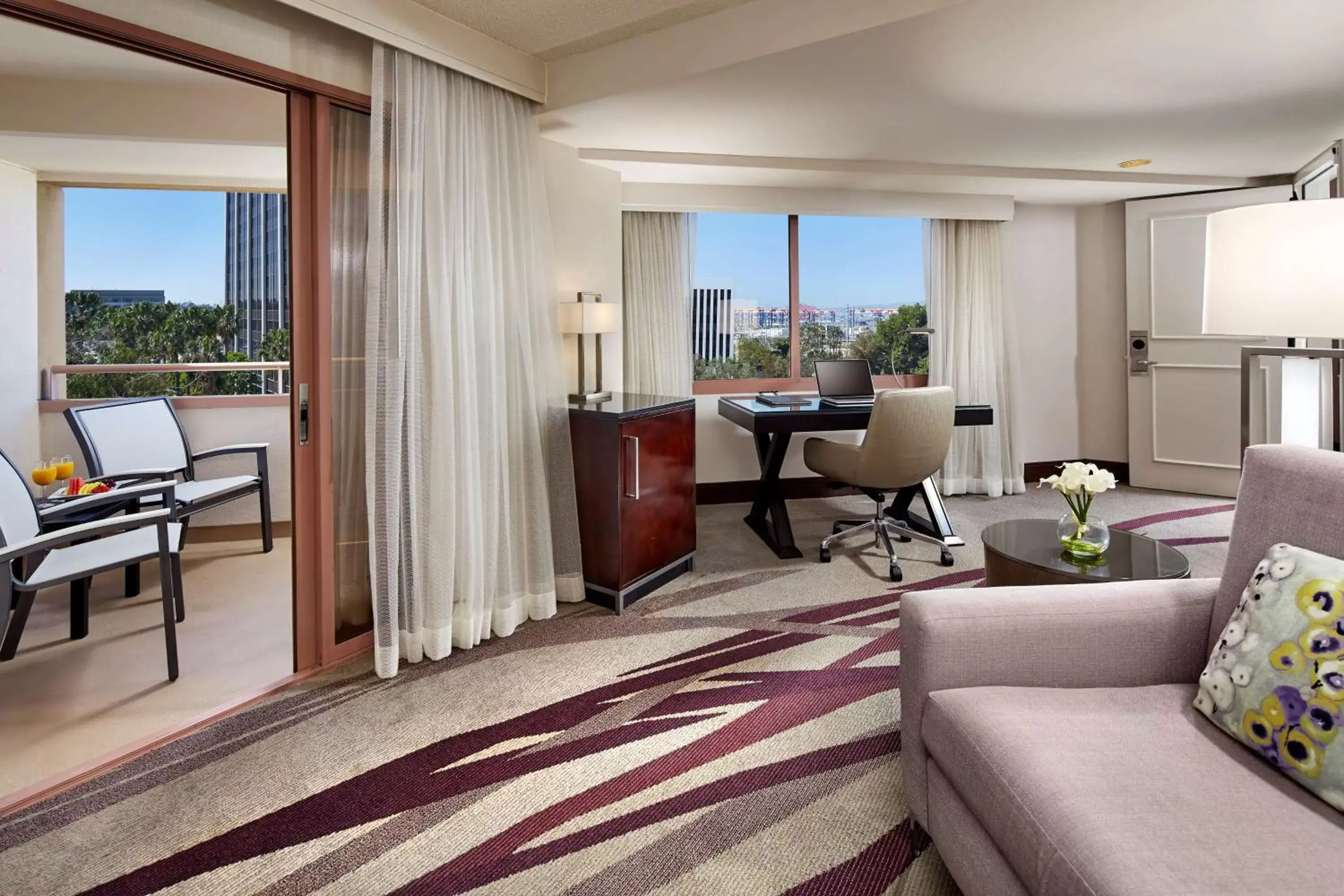 Bedroom, Seating Area in Hilton Long Beach Hotel