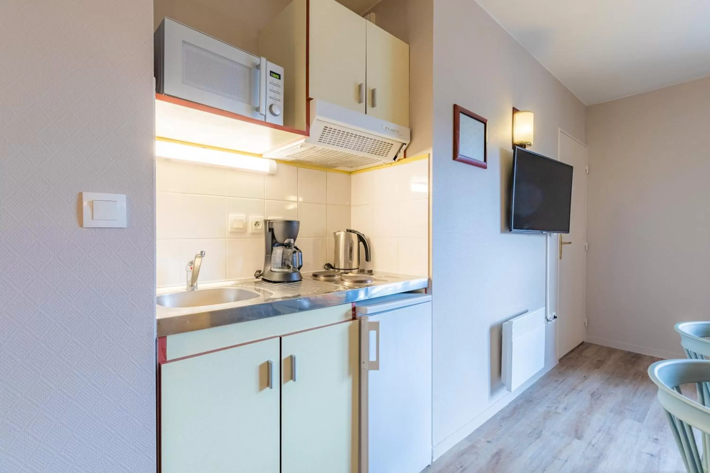 TV and multimedia, Kitchen/Kitchenette in Appart'City Confort Nantes Cité des Congrès