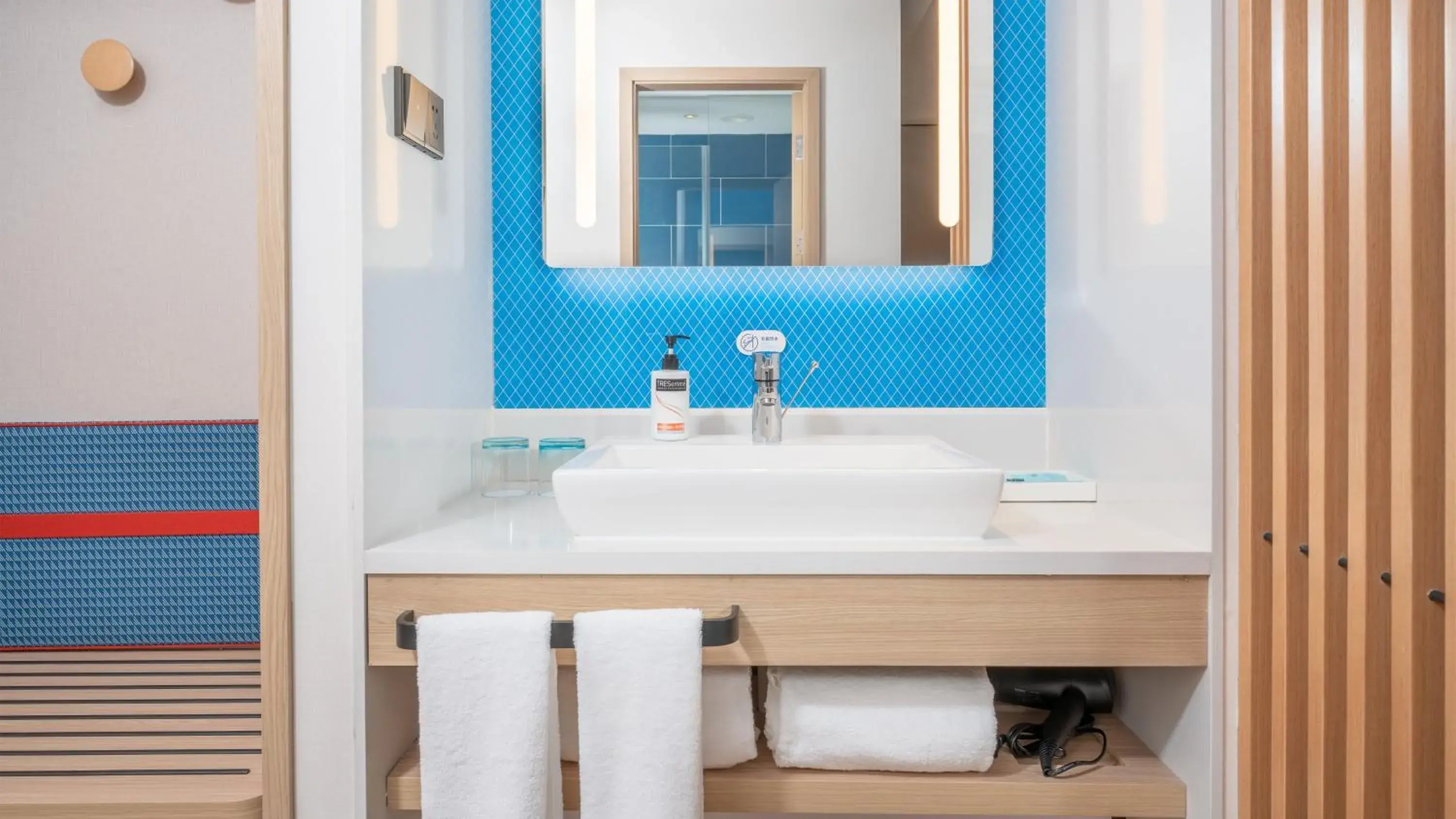 Photo of the whole room, Bathroom in Holiday Inn Express Lanzhou Jianlan, an IHG Hotel Photo of the whole room, Bathroom in Holiday Inn Express Lanzhou Jianlan, an IHG Hotel