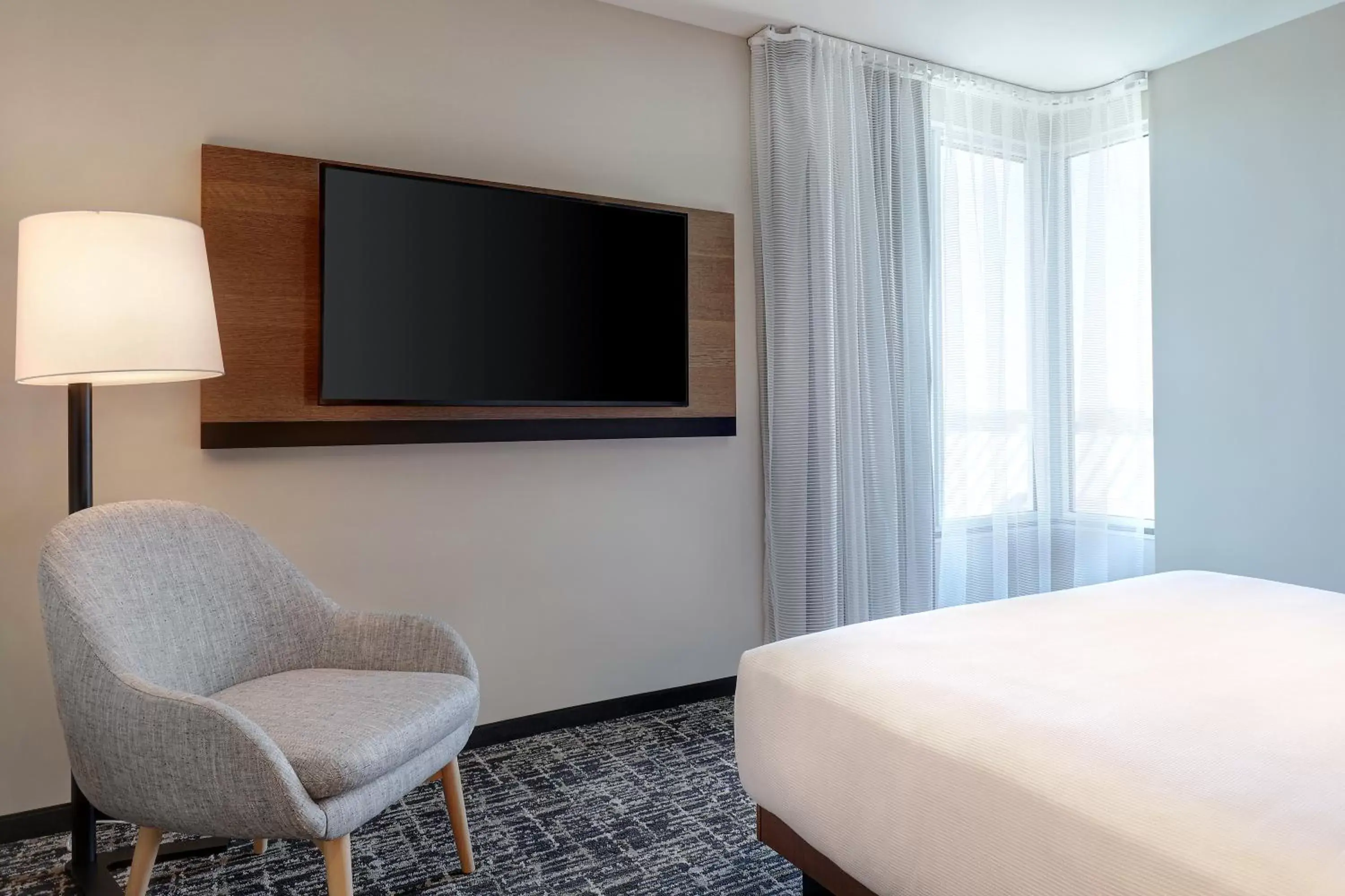 Bedroom, TV/Entertainment Center in Hyatt Place Ottawa West