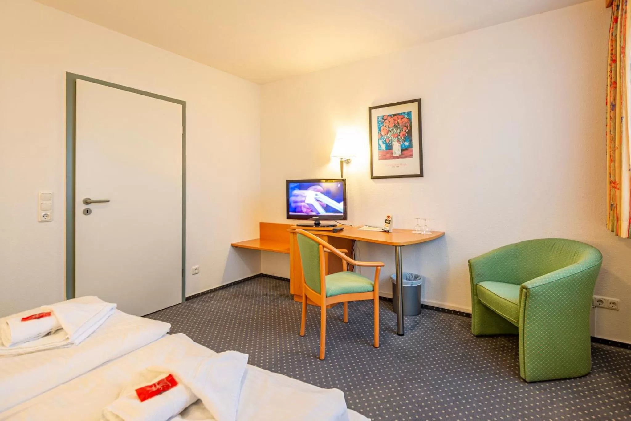 Seating area, Bed in Hotel Rostock West im "Kritzmow Park"