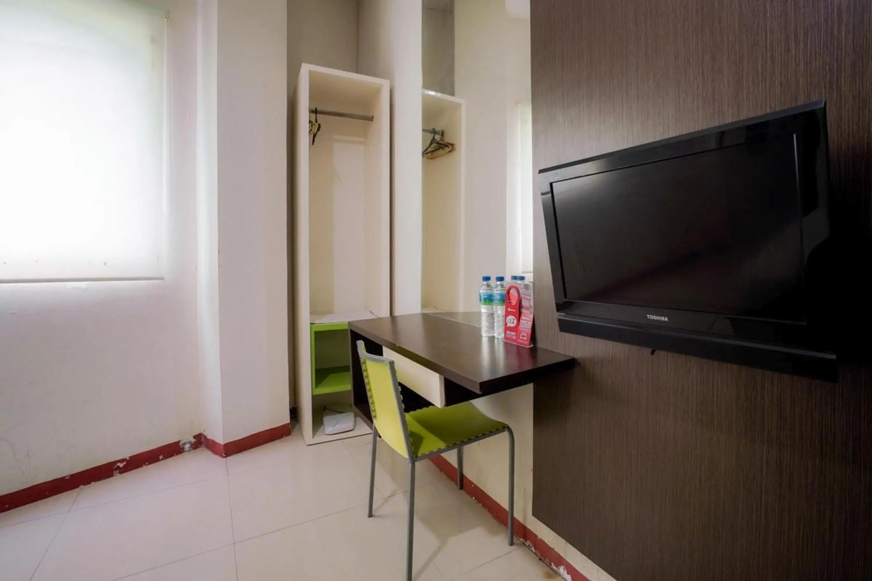 Bedroom, TV/Entertainment Center in RedDoorz near Pantai Pede