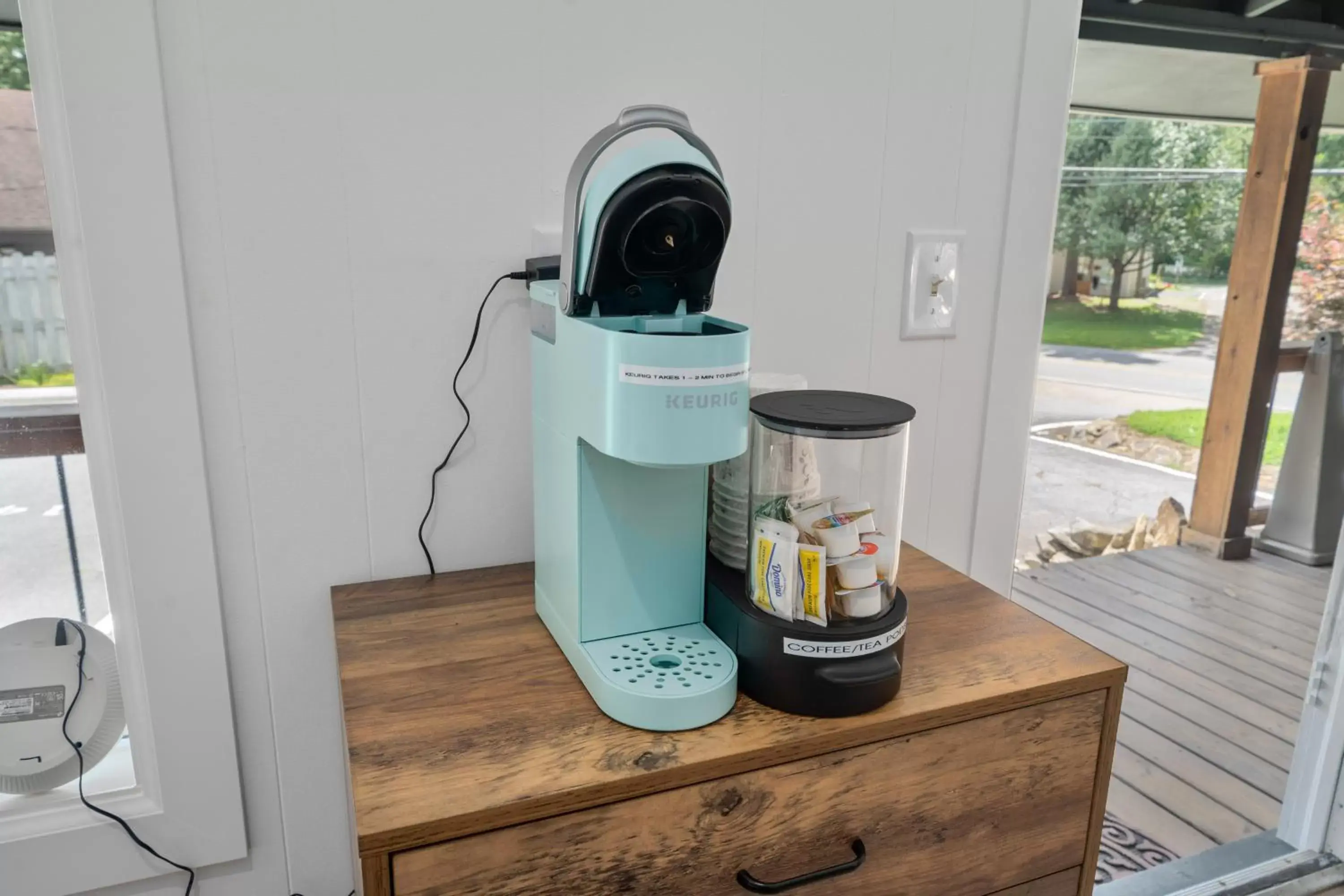 Coffee/tea facilities in CedarWood Inn