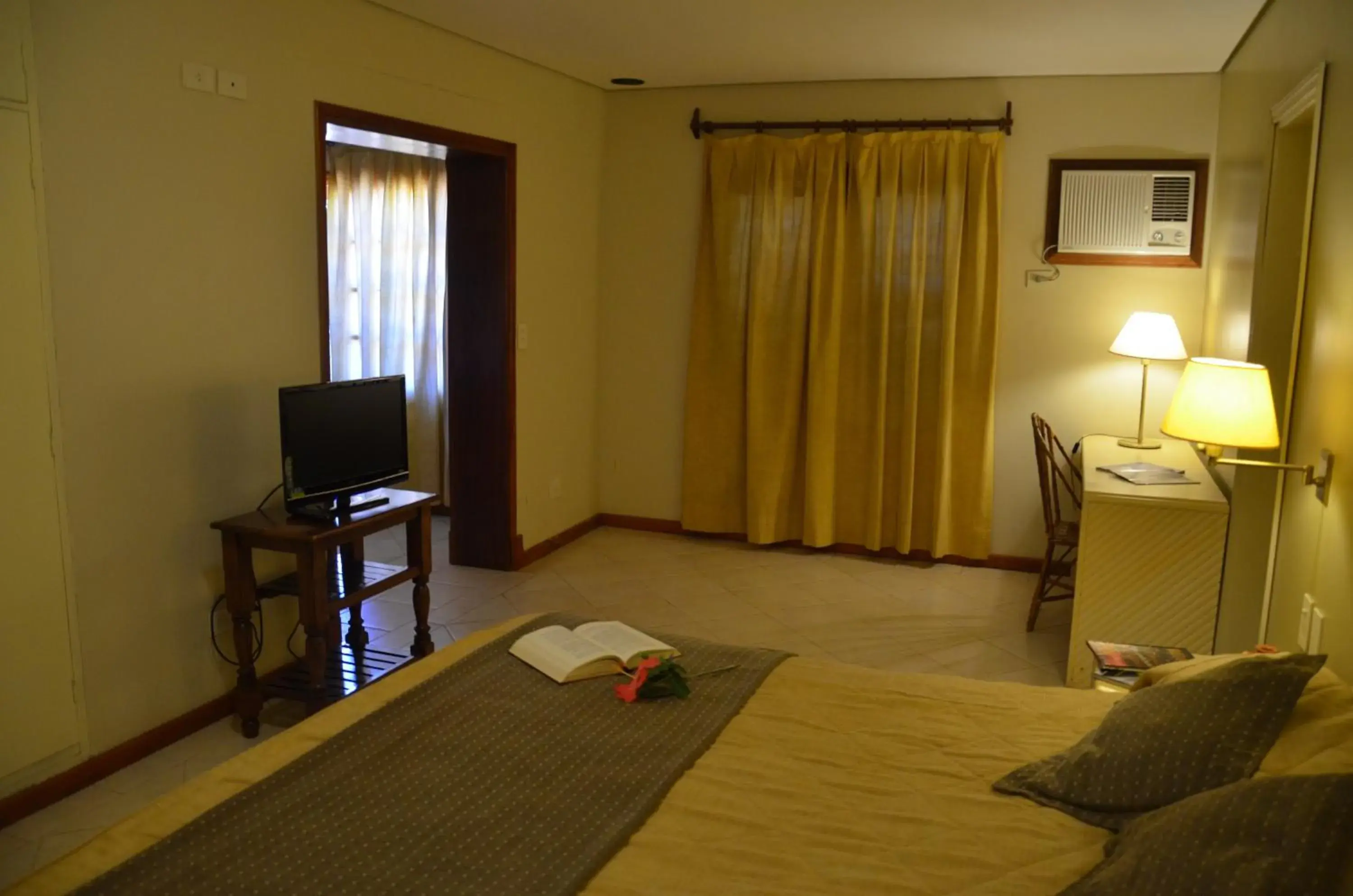 Bed, TV/Entertainment Center in Marcopolo Suites Iguazu