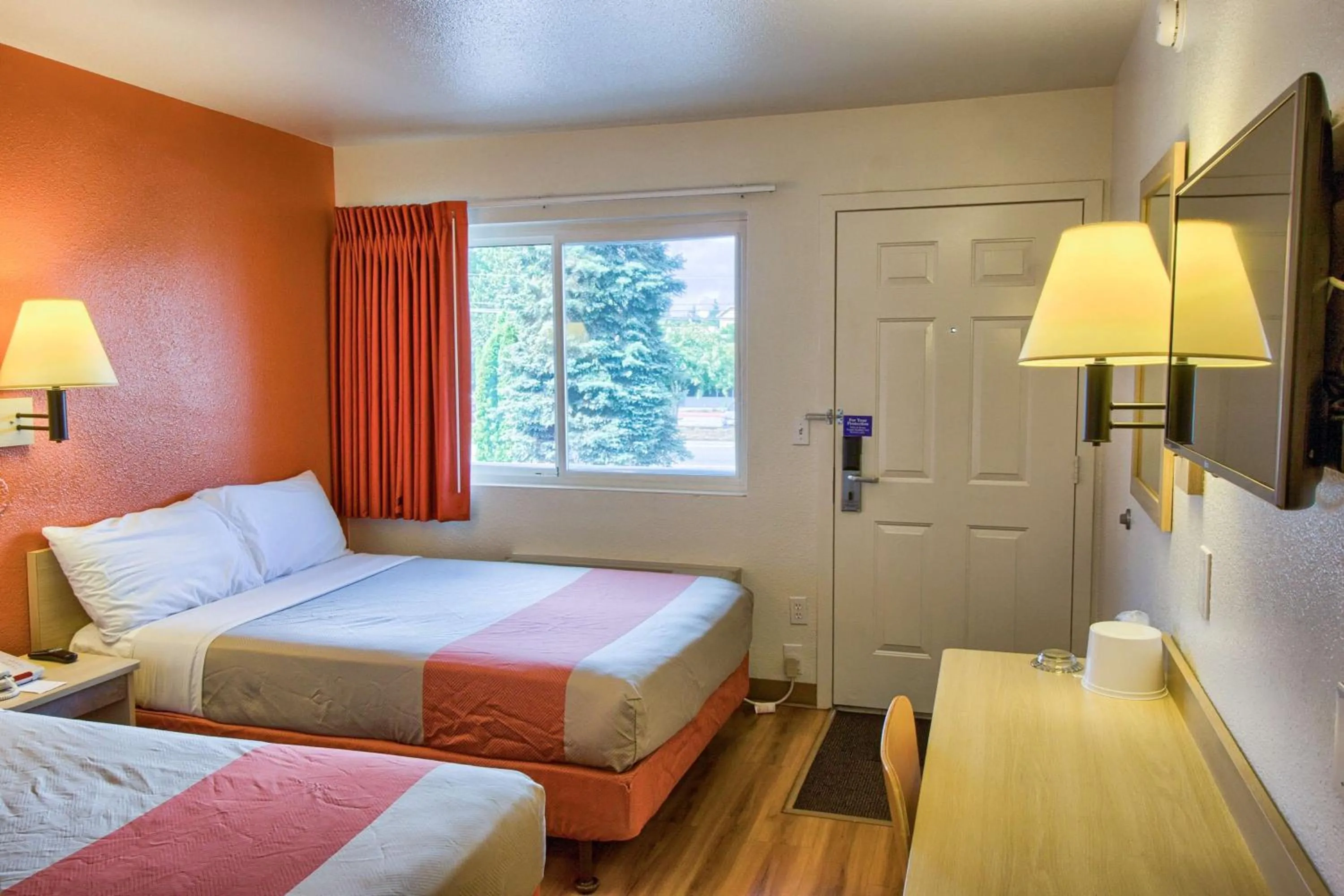TV and multimedia, Bed in Motel 6-Everett, WA - North