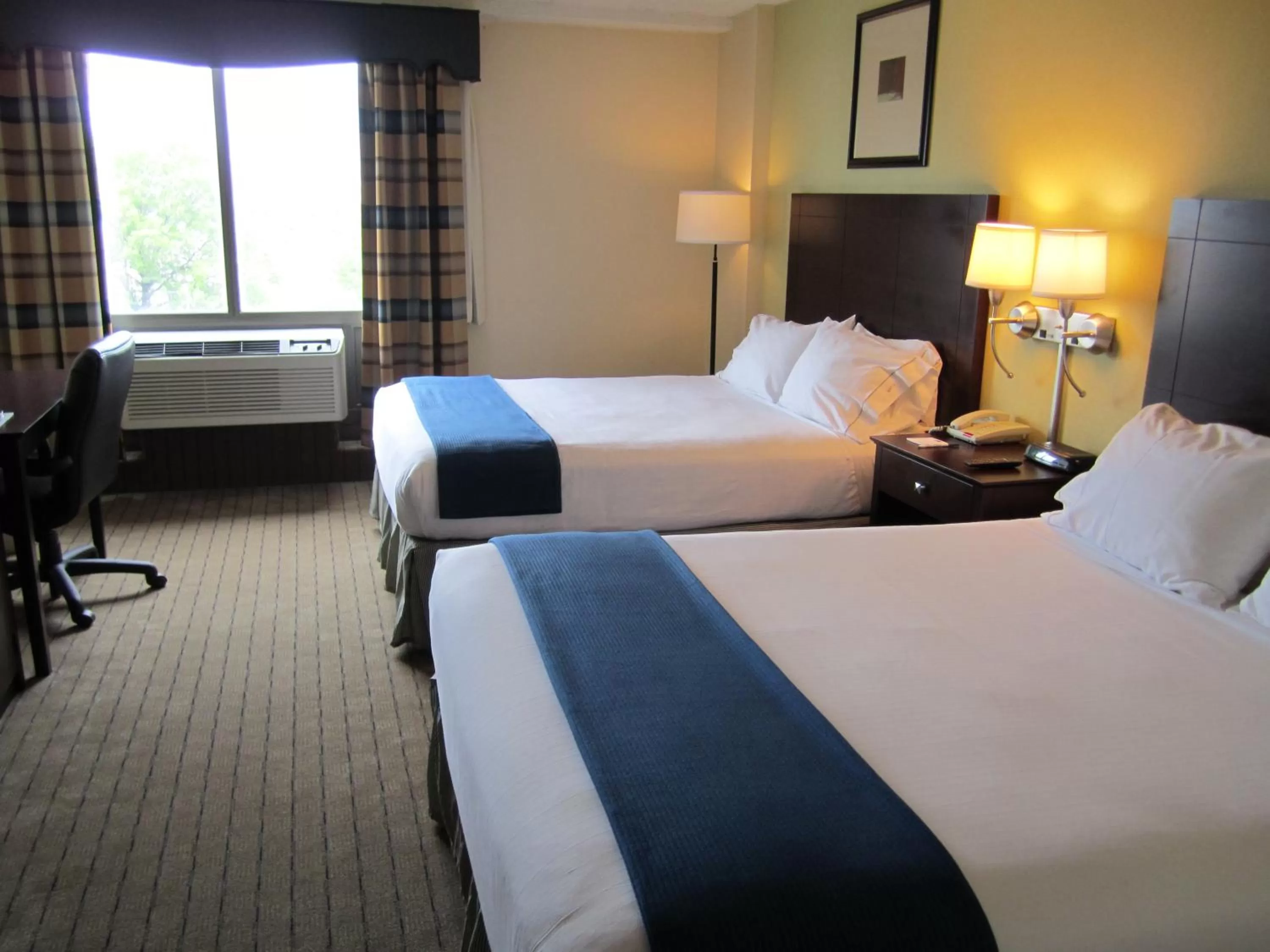Photo of the whole room, Bed in Holiday Inn Express Boston by IHG