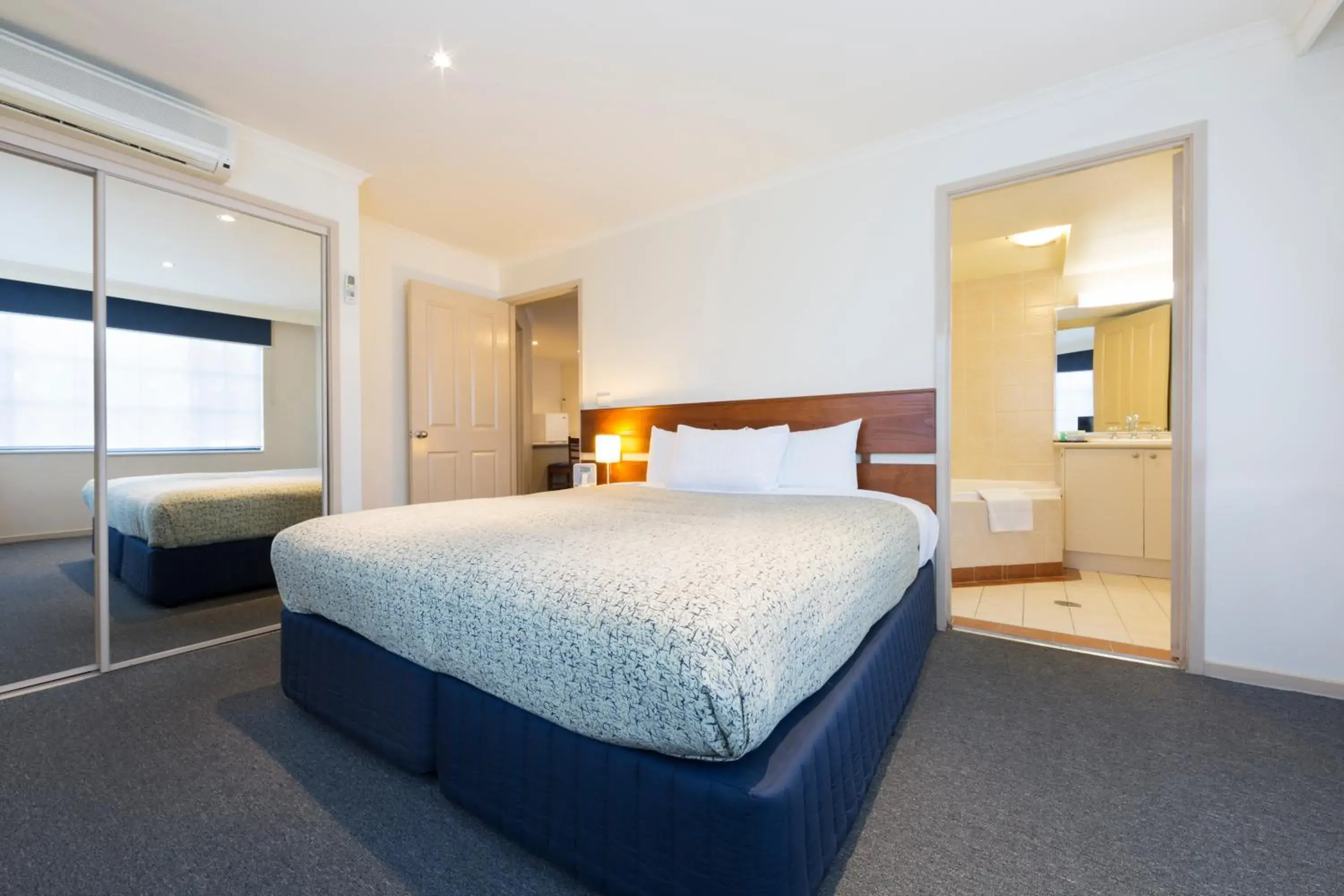 Photo of the whole room, Bed in Canberra Parklands Central Apartment Hotel