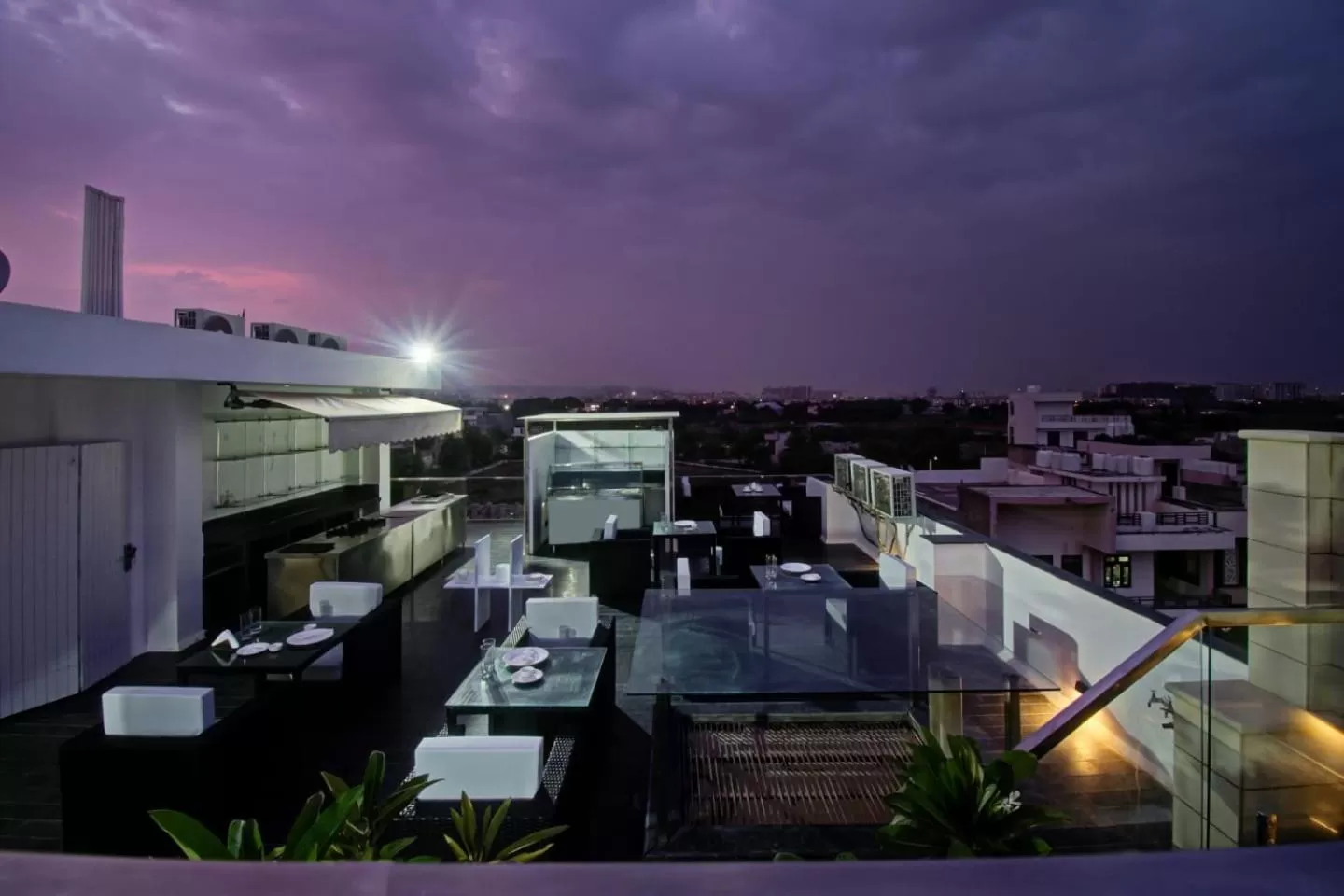 Restaurant/Places to Eat in Grande Azure