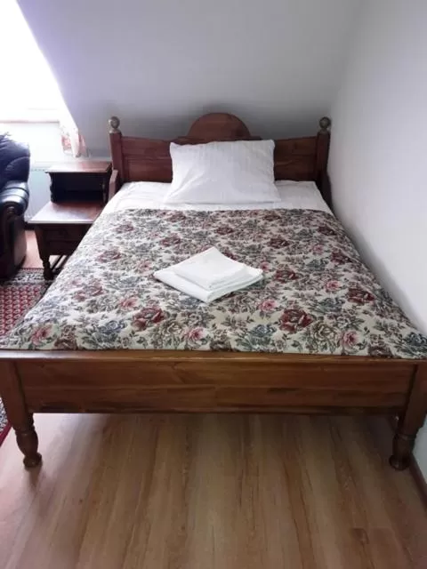 Bed in Gościniec Dworski w Ropie - Pokoje gościnne