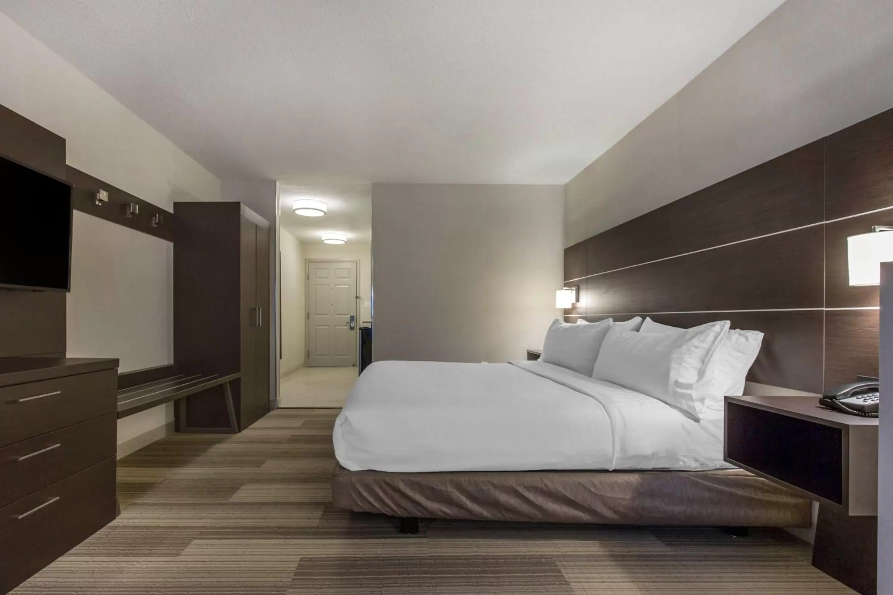 Photo of the whole room, Bed in Holiday Inn Express and Suites Chicago West - St Charles, an IHG Hotel