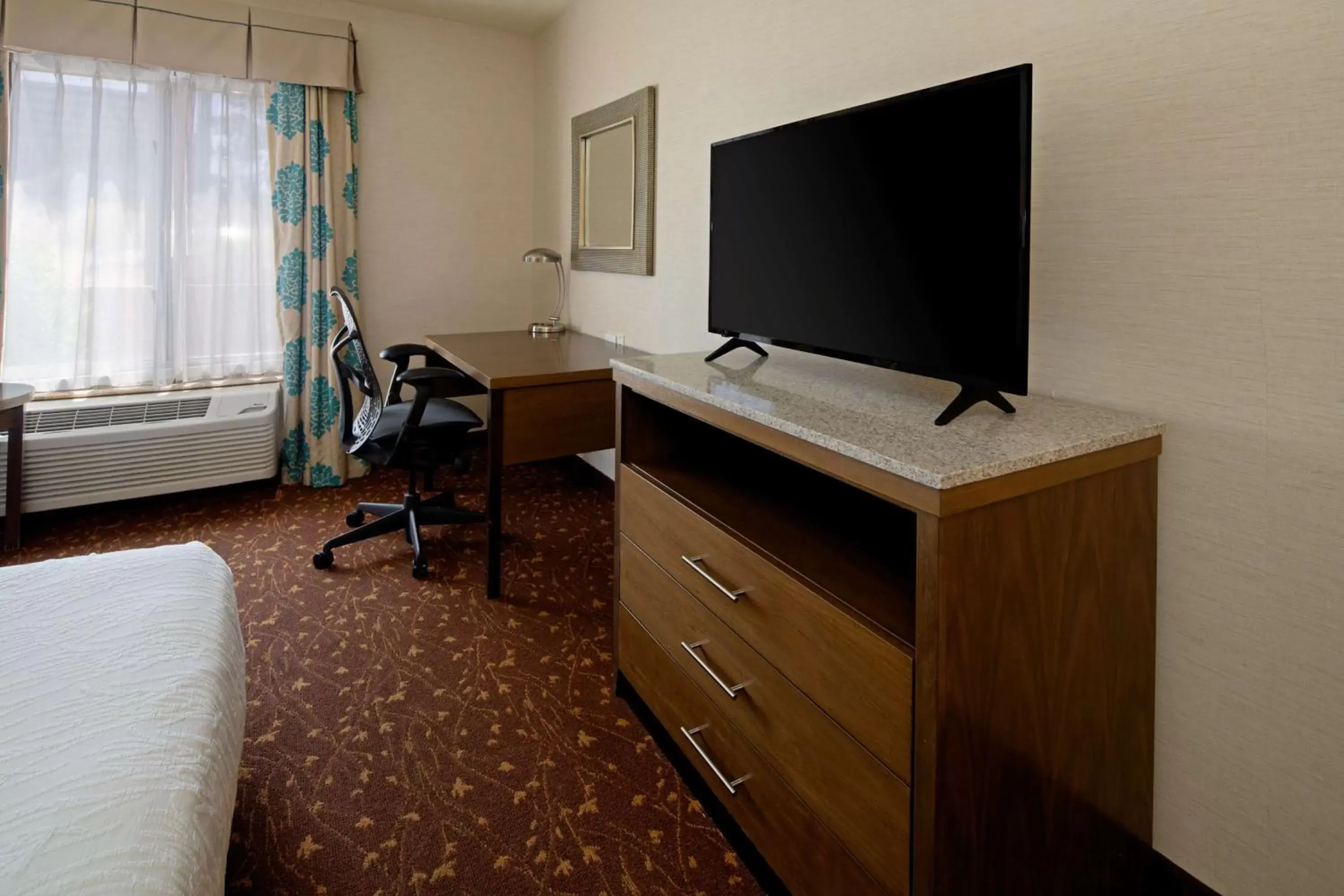 Bedroom, TV/Entertainment Center in Hilton Garden Inn Albuquerque Airport