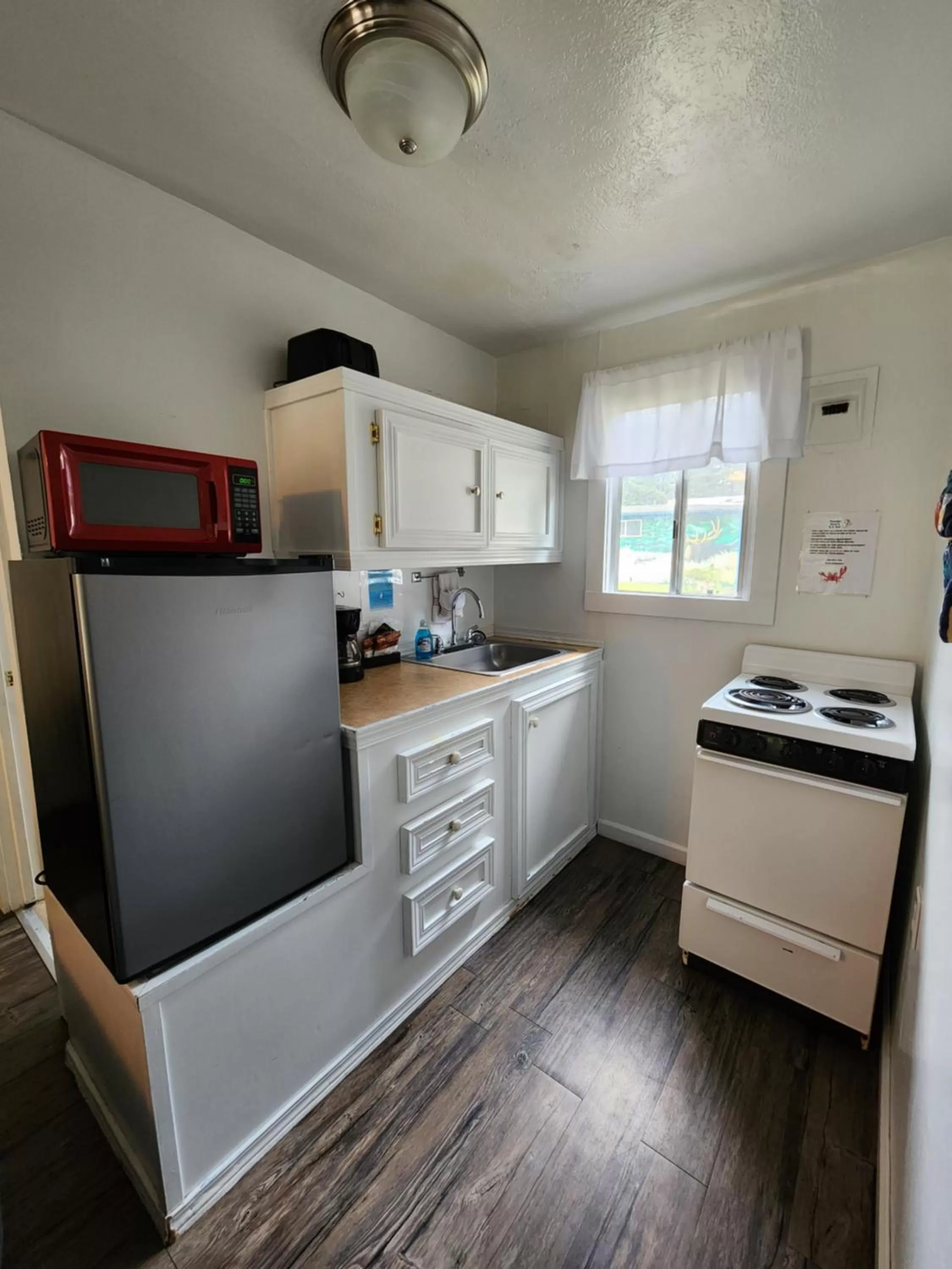 Kitchen or kitchenette in Plainview Motel