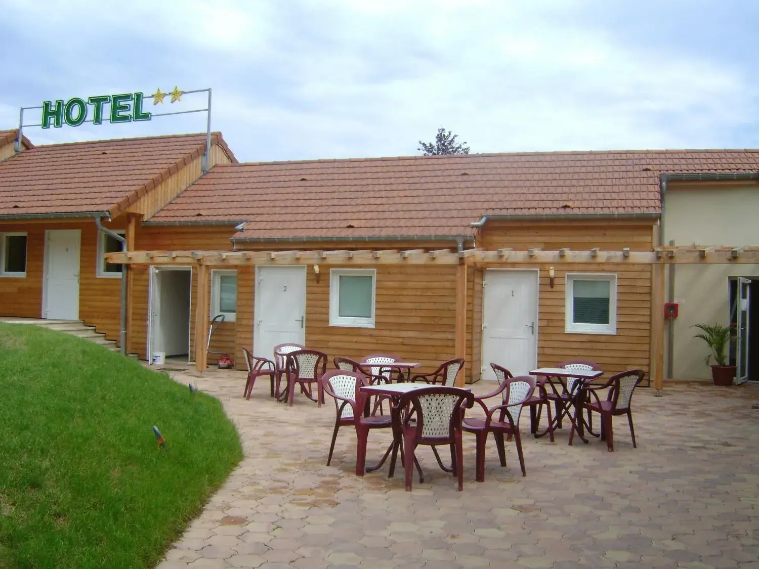 Facade/entrance, Property Building in Hôtel Le Richevaux