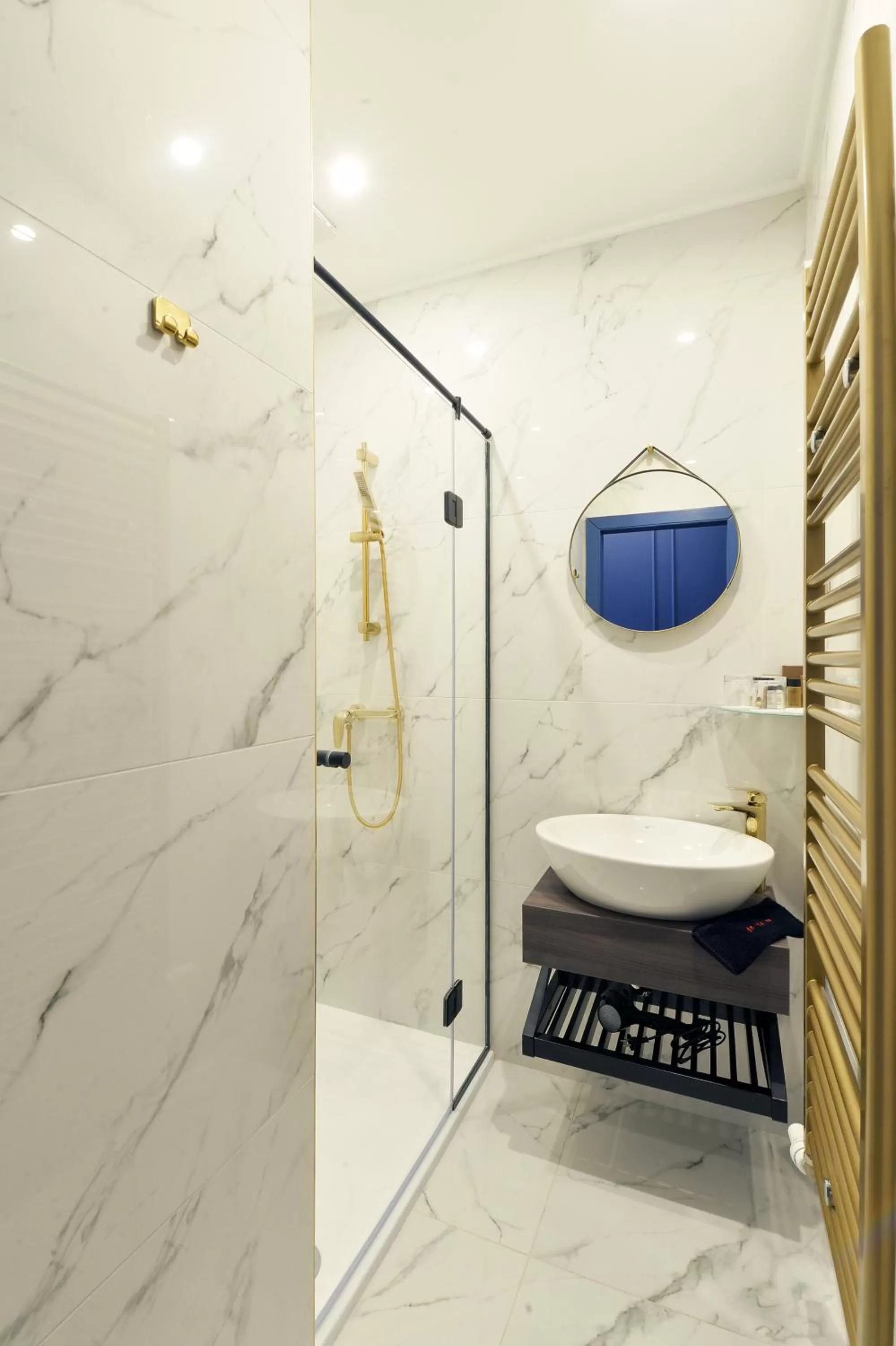 Shower in 1552 Boutique Hotel