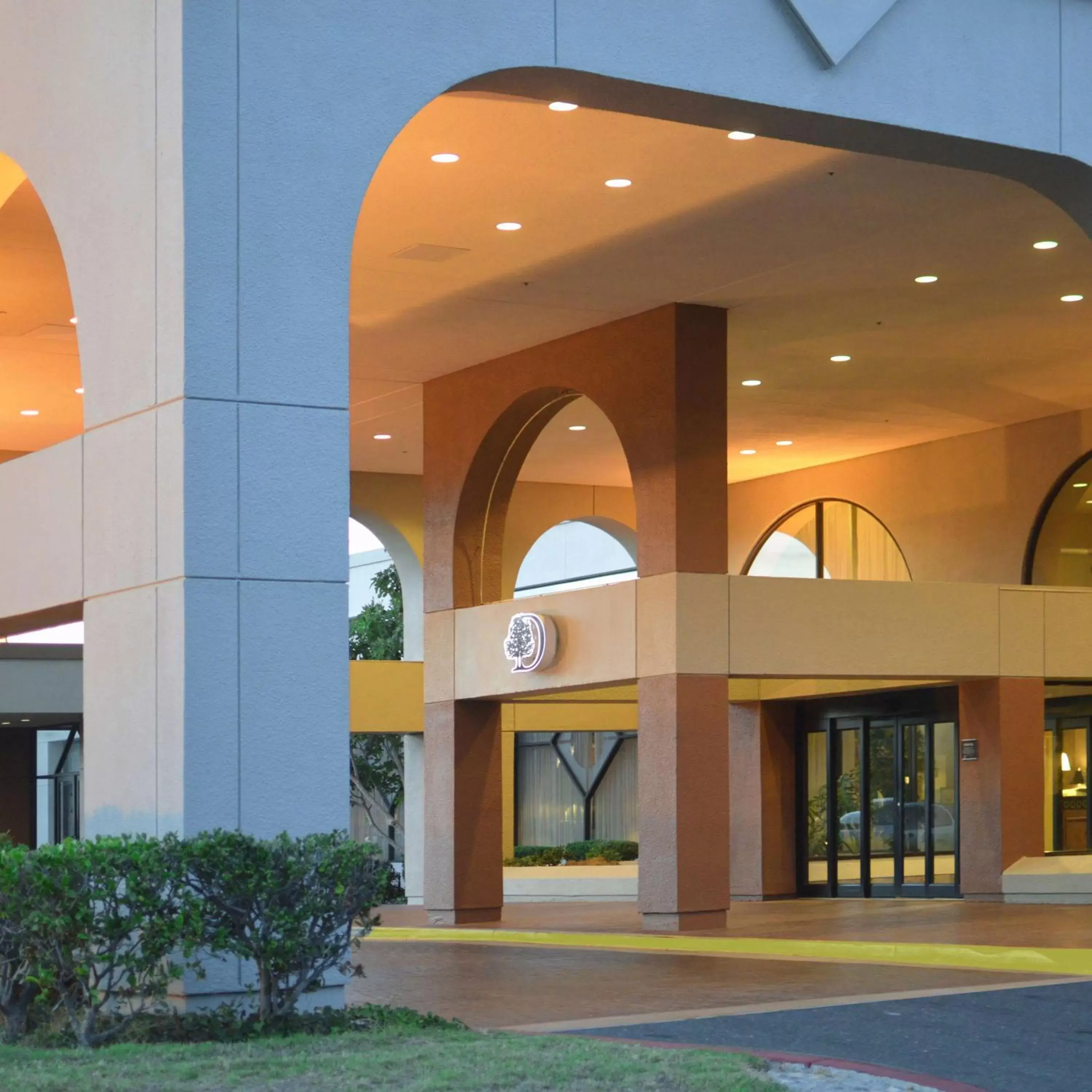 Property building in DoubleTree by Hilton Newark-Fremont