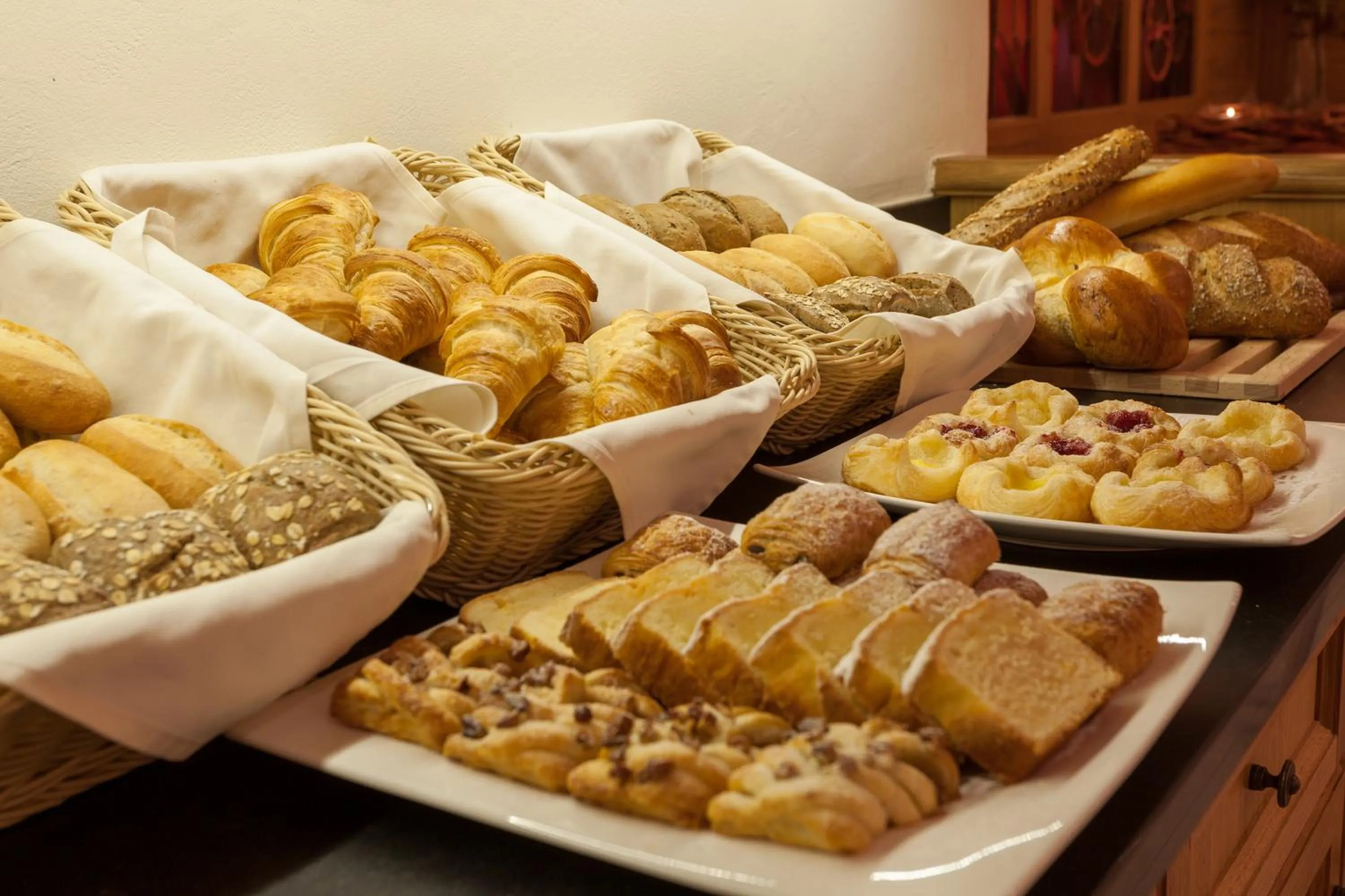 Buffet breakfast in Hotel Holiday