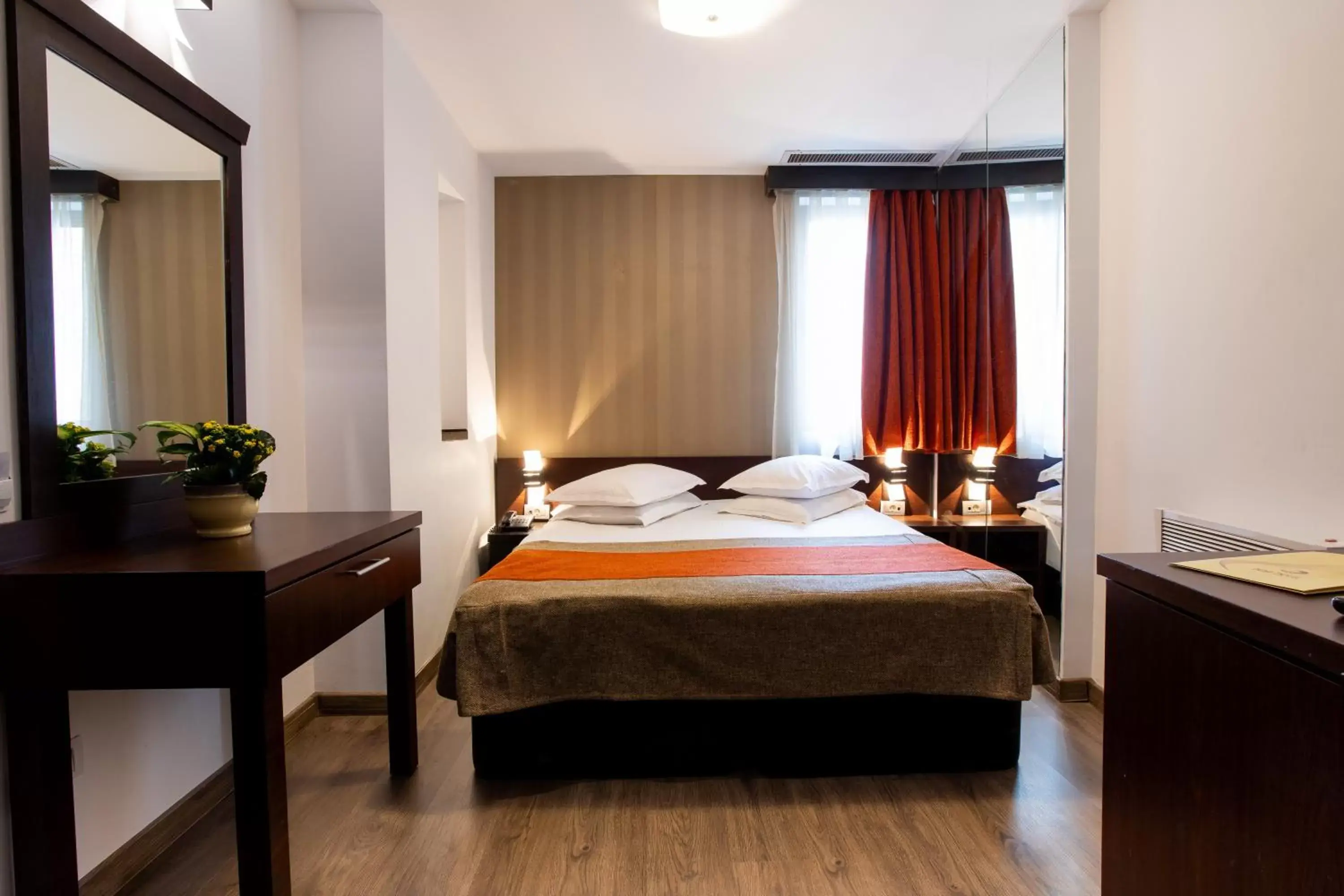 Bed in Hotel Duke Armeneasca - Ex Tempo