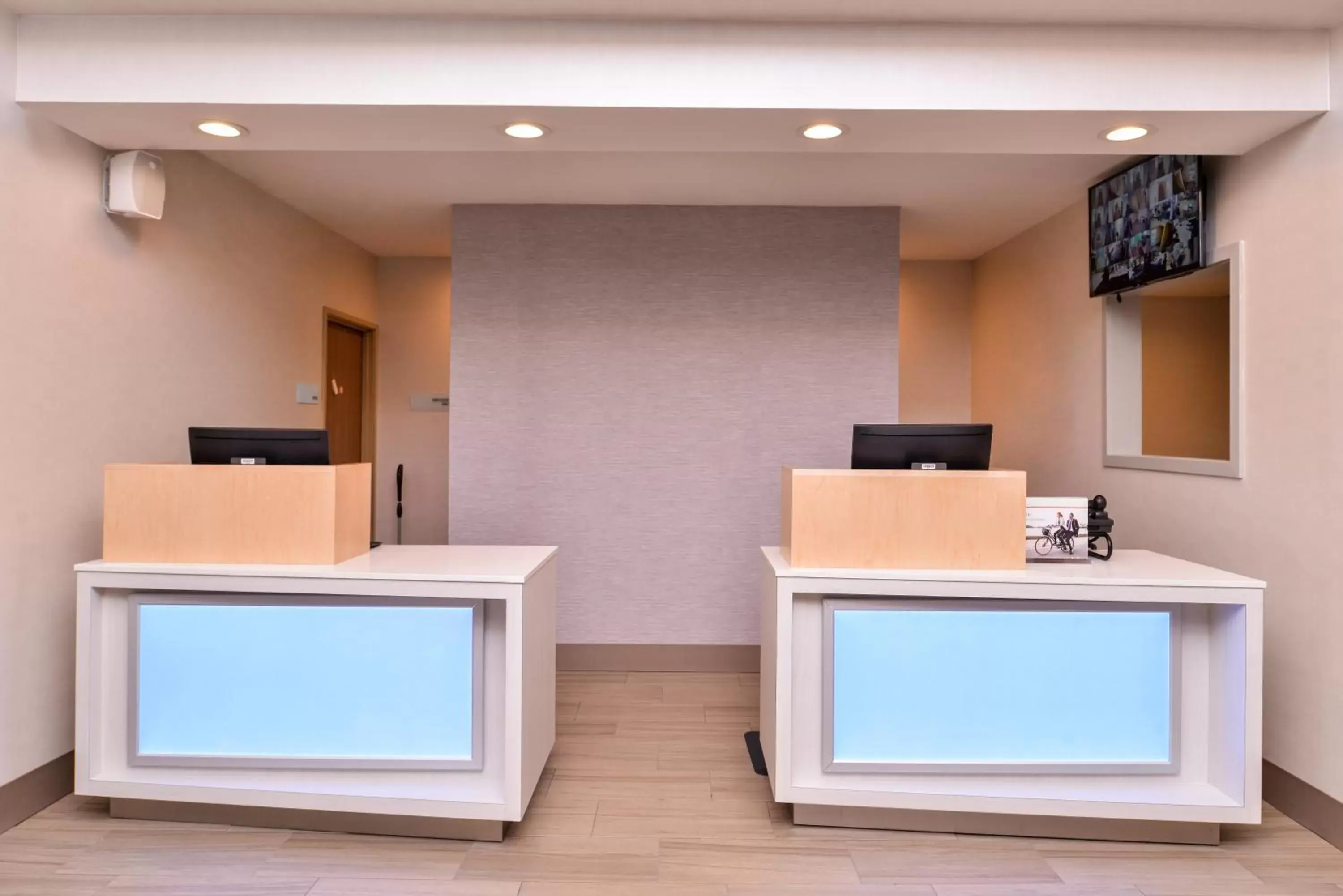 Lobby or reception in Holiday Inn Express Hotel & Suites Lacey, an IHG Hotel