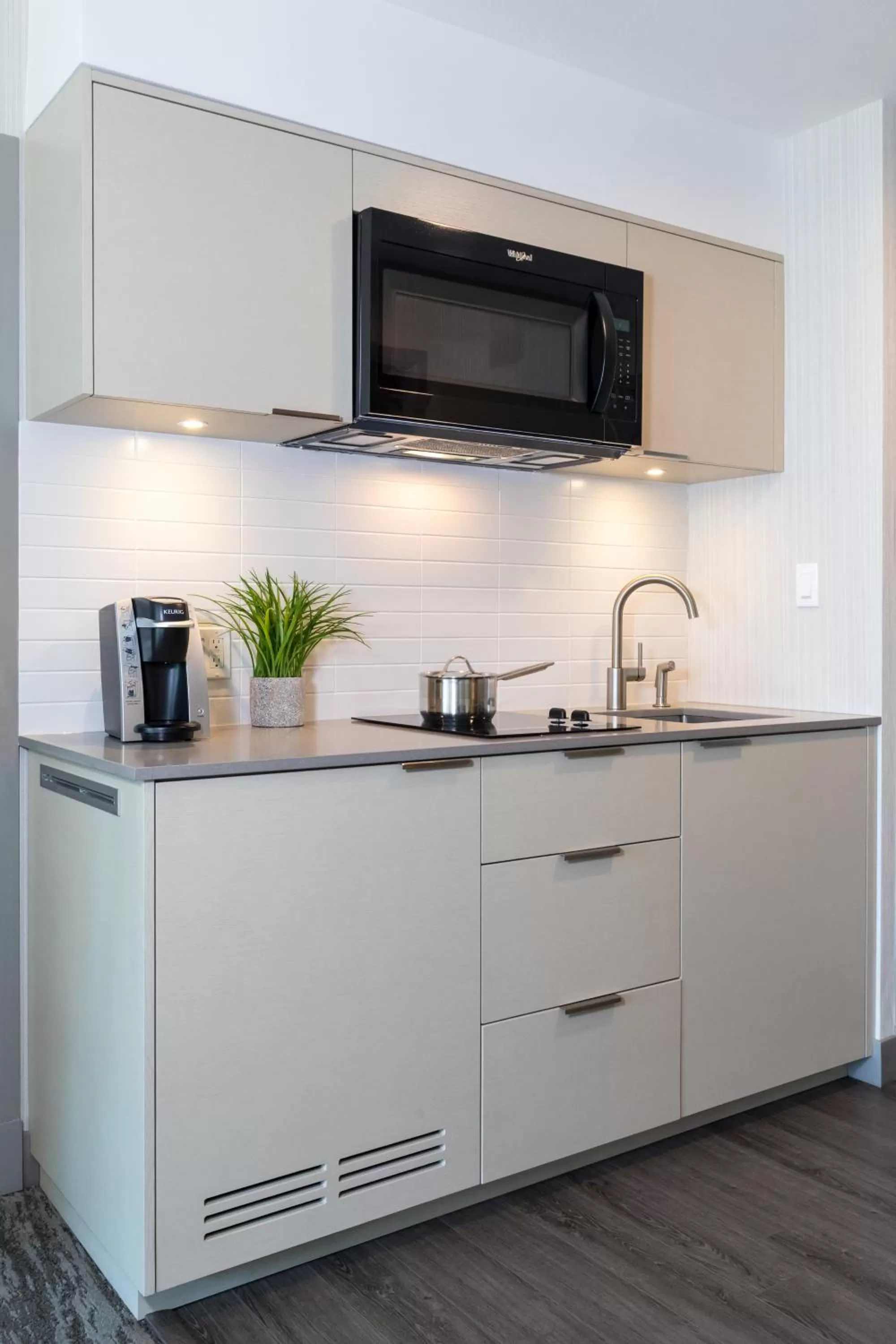 Kitchen or kitchenette in Best Western Plus Tin Wis Resort