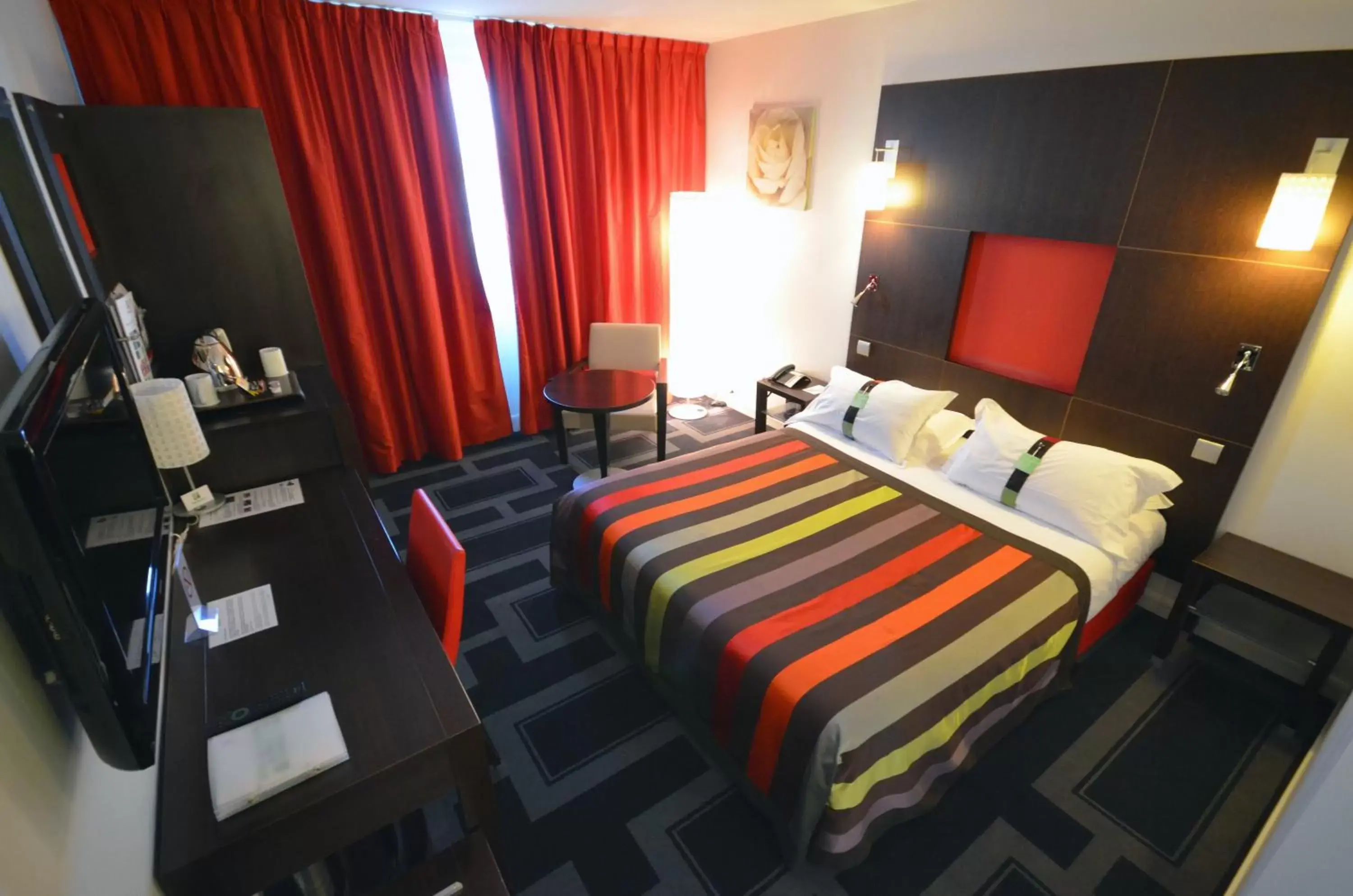 Photo of the whole room, Bed in Holiday Inn Dijon Toison D'or, an IHG Hotel