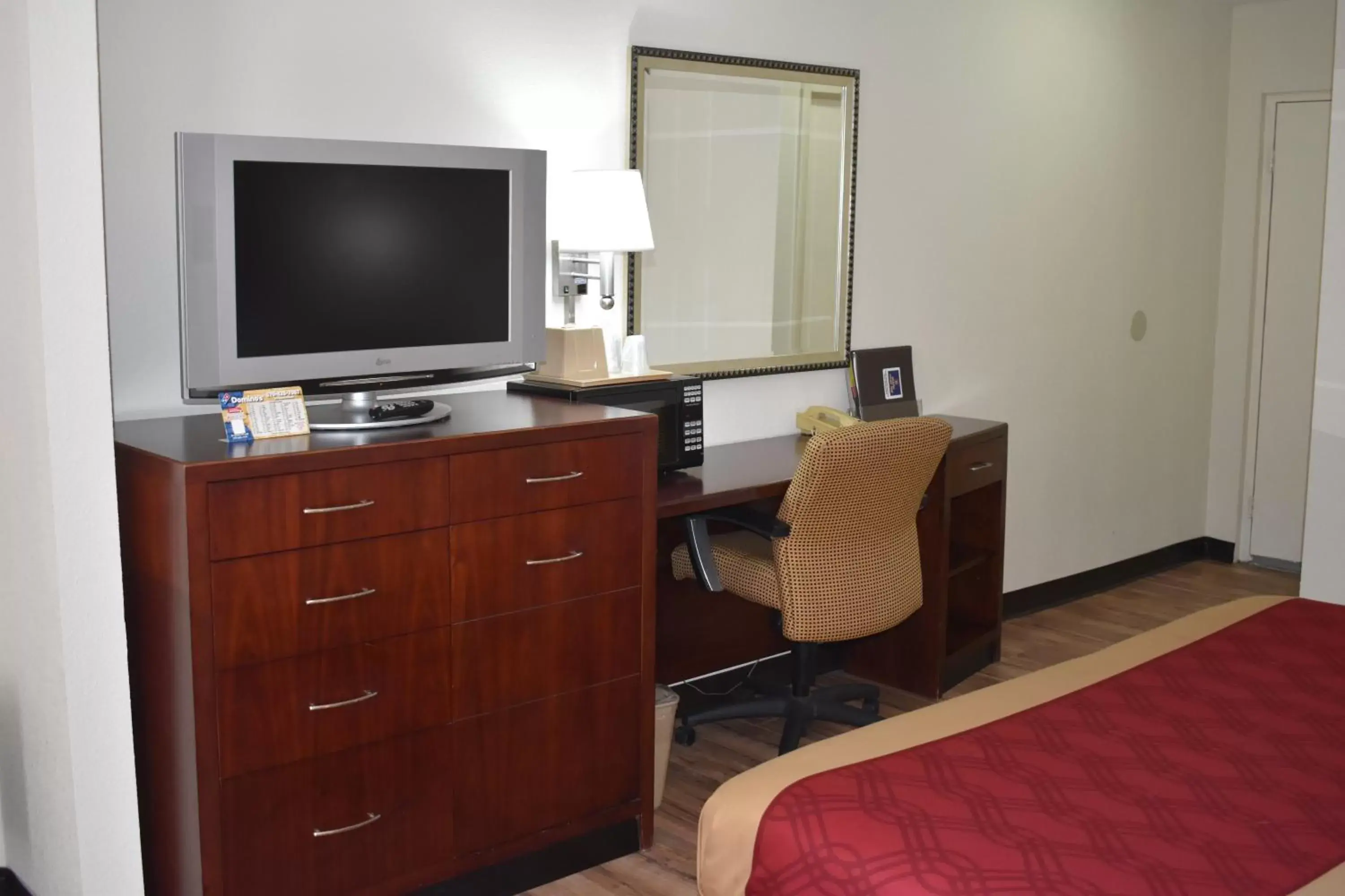 Bedroom, TV/Entertainment Center in Bridge Views Inn Stroudsburg