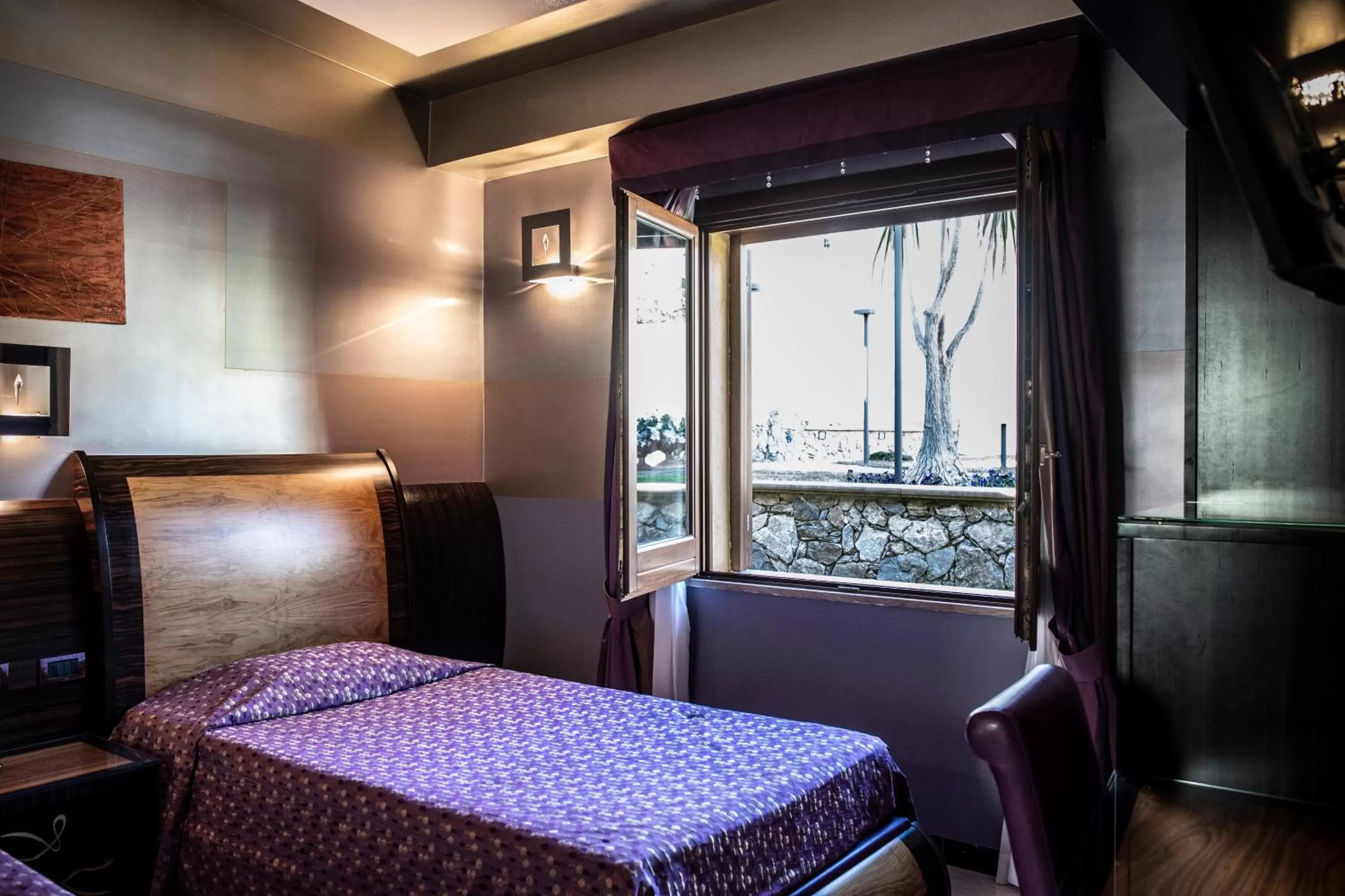 Garden view, Bed in Hotel Garibaldi