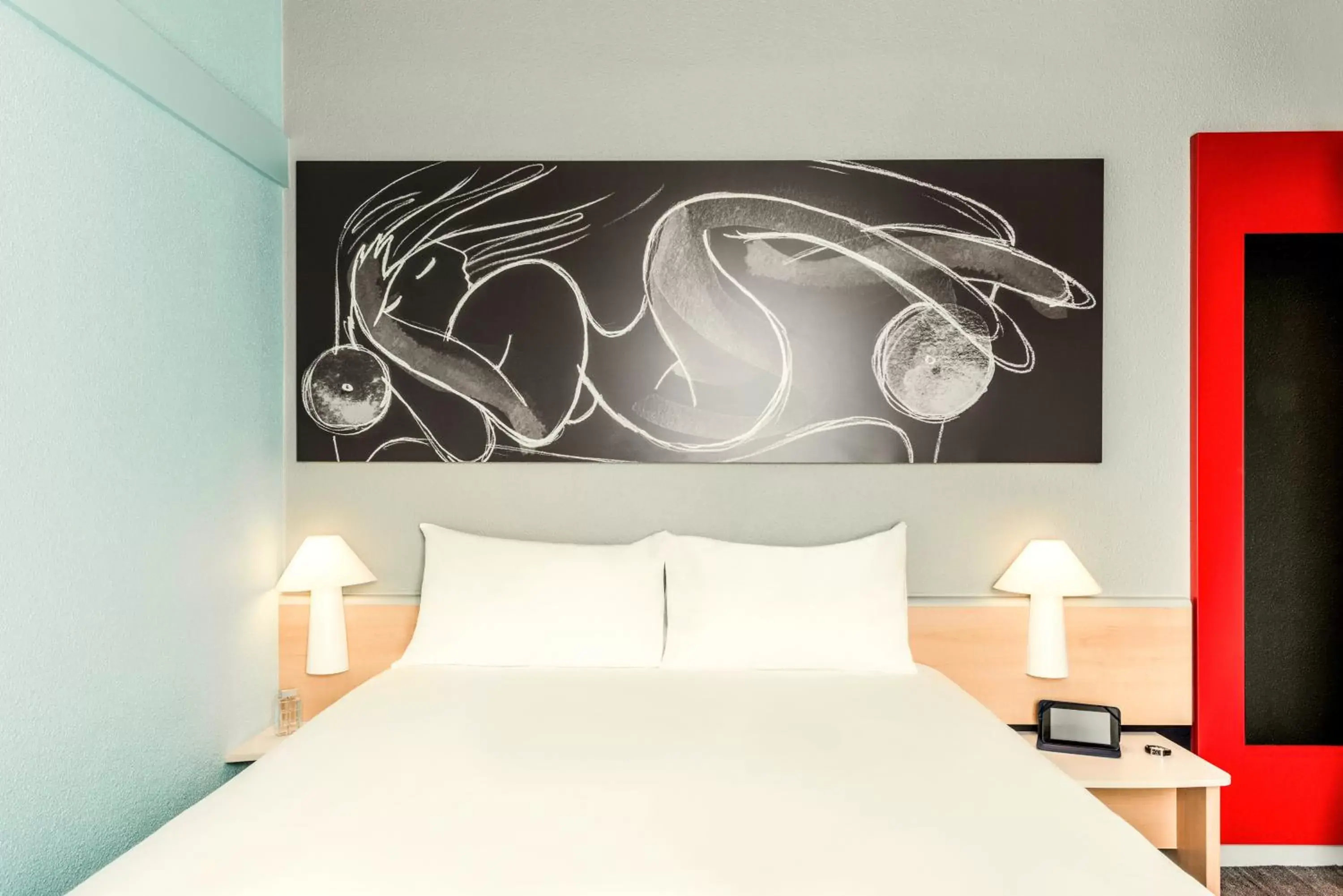 Bed in ibis Paris Boulogne Billancourt