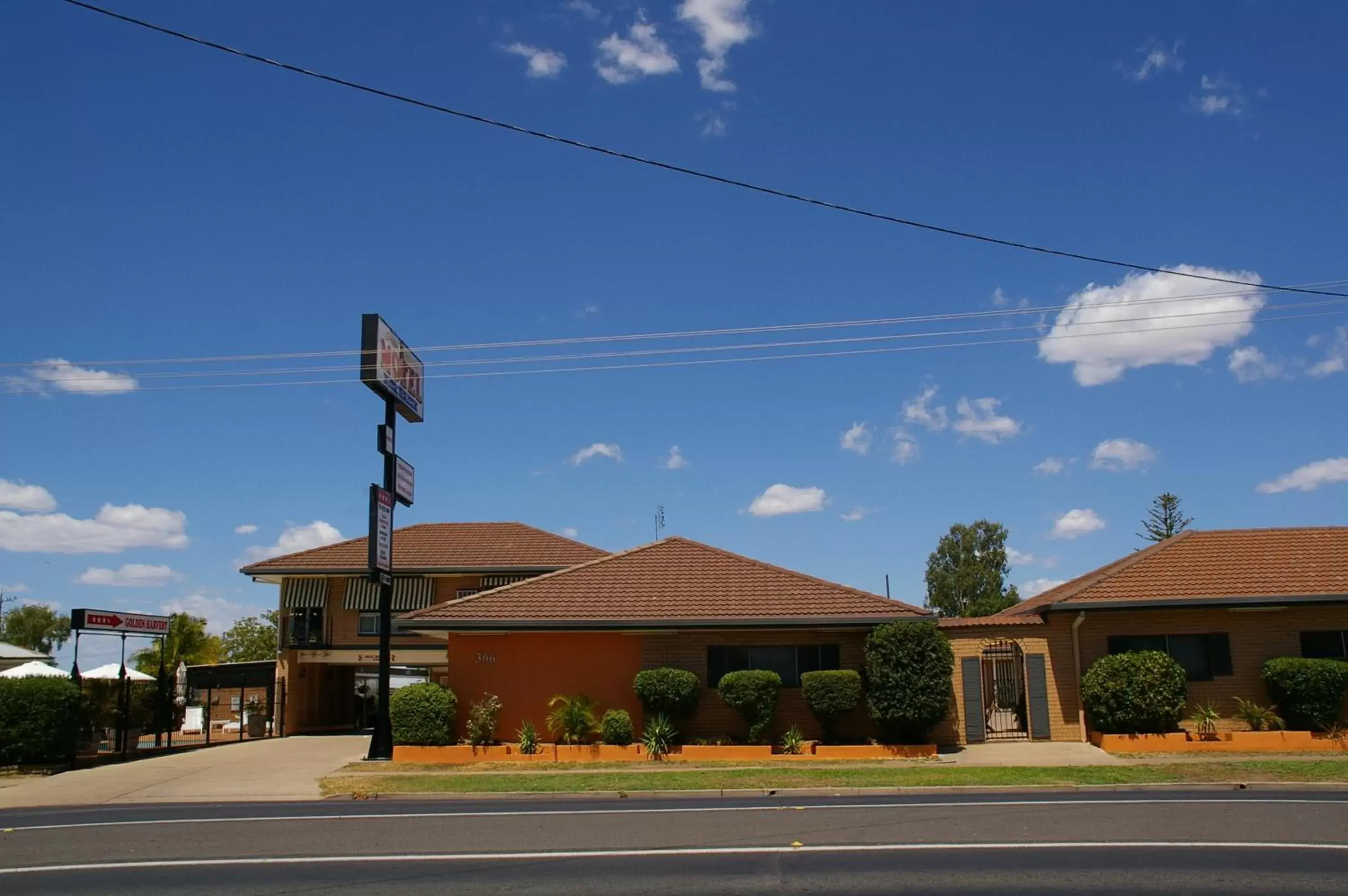 Facade/entrance, Property Building in Golden Harvest Motor Inn Moree