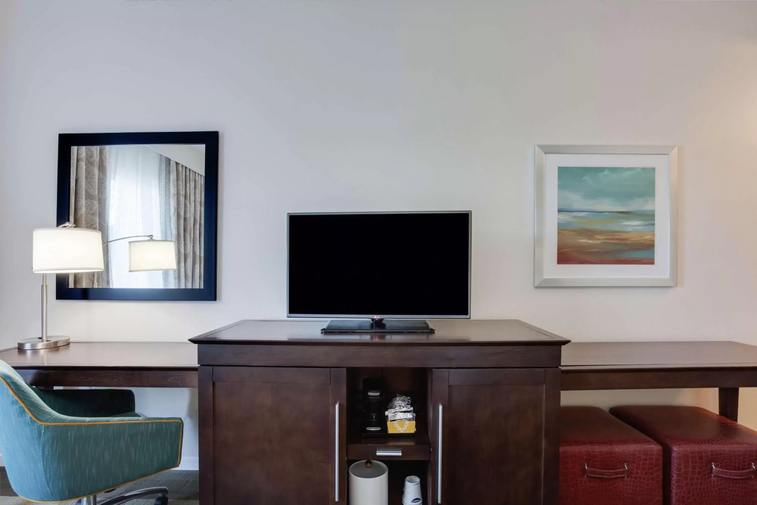 Bedroom, TV/Entertainment Center in Hampton Inn & Suites - DeLand