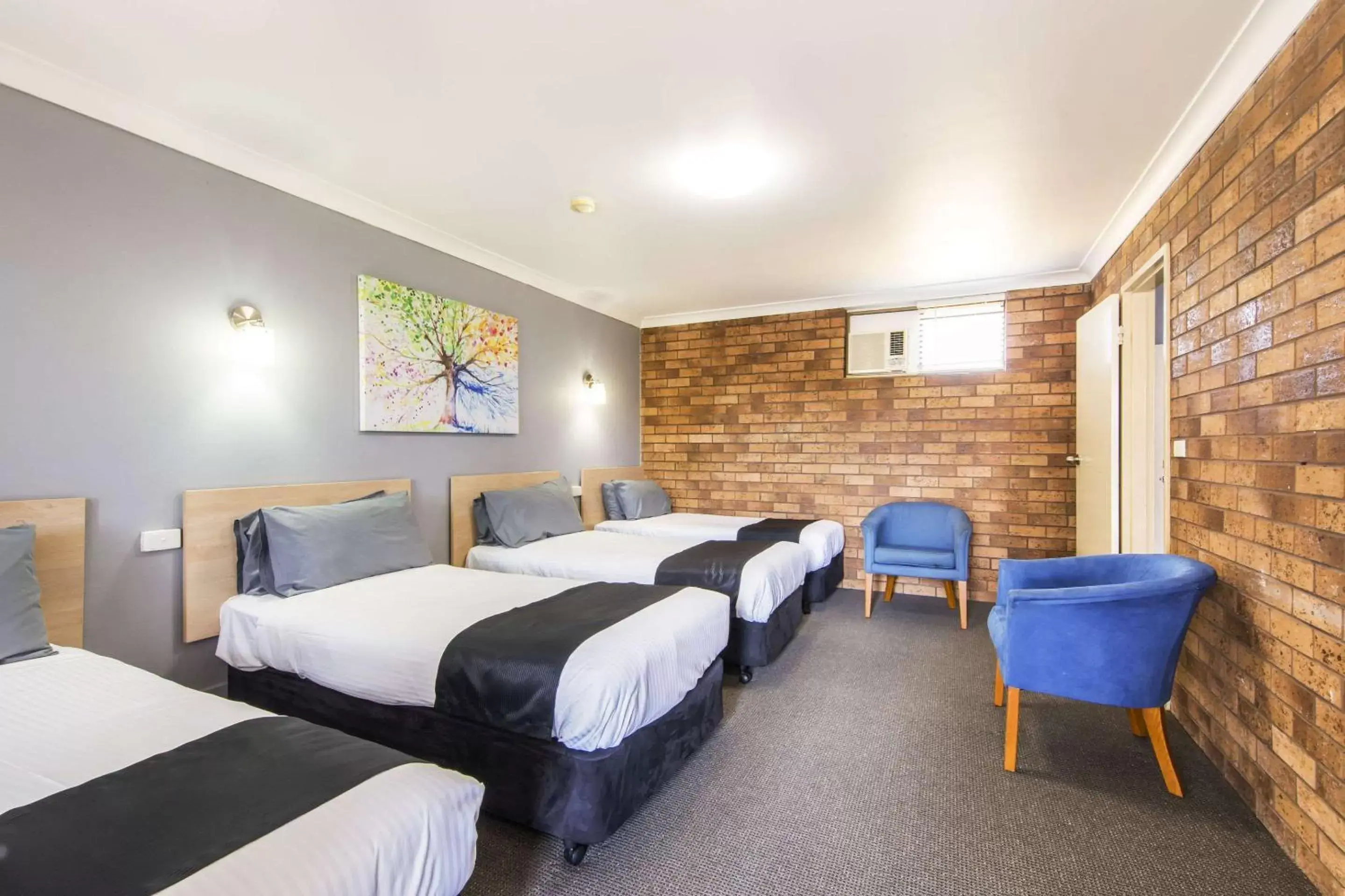 Photo of the whole room, Bed in Comfort Inn Dubbo City