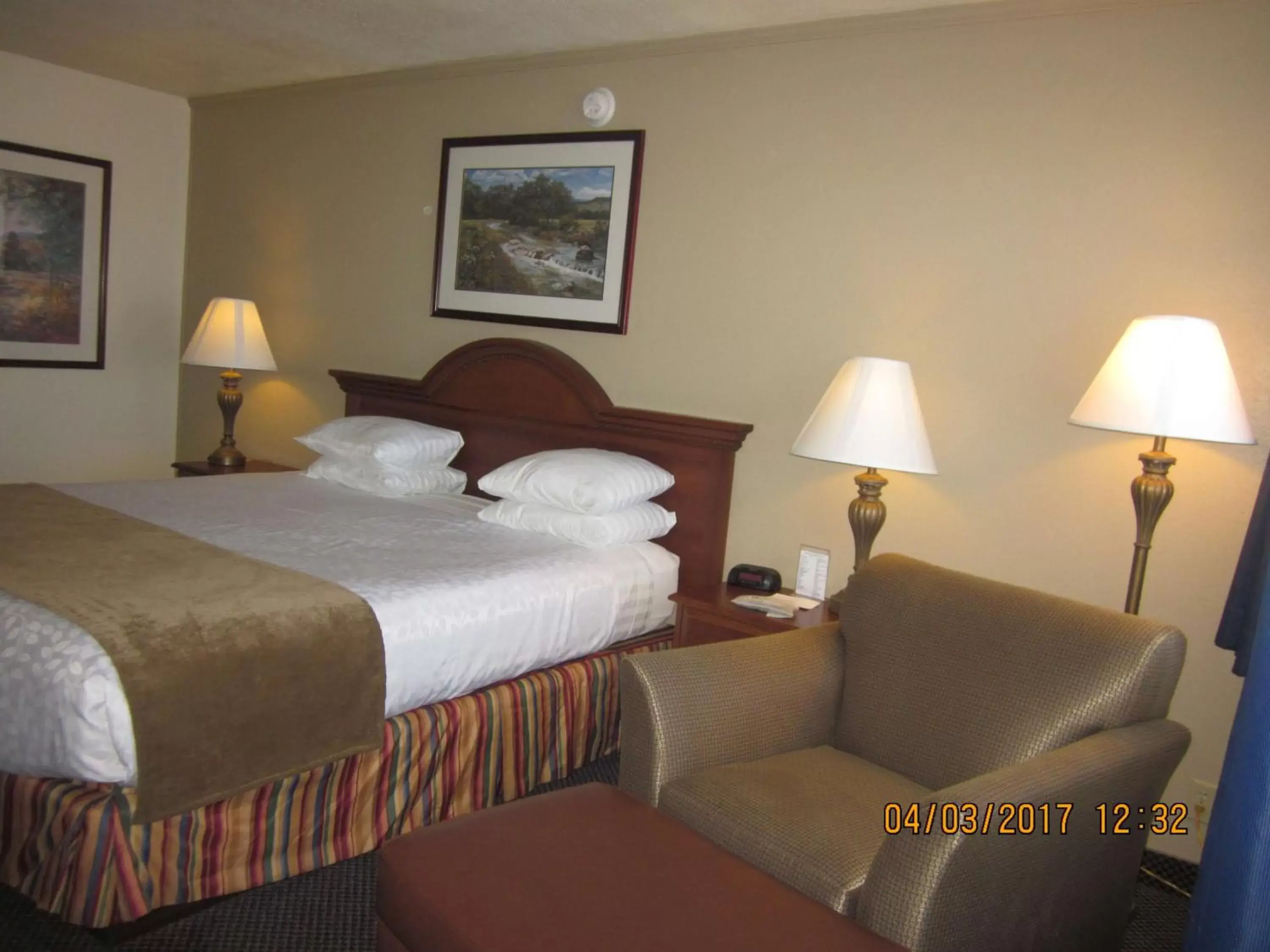 Photo of the whole room, Bed in Trailside Inn