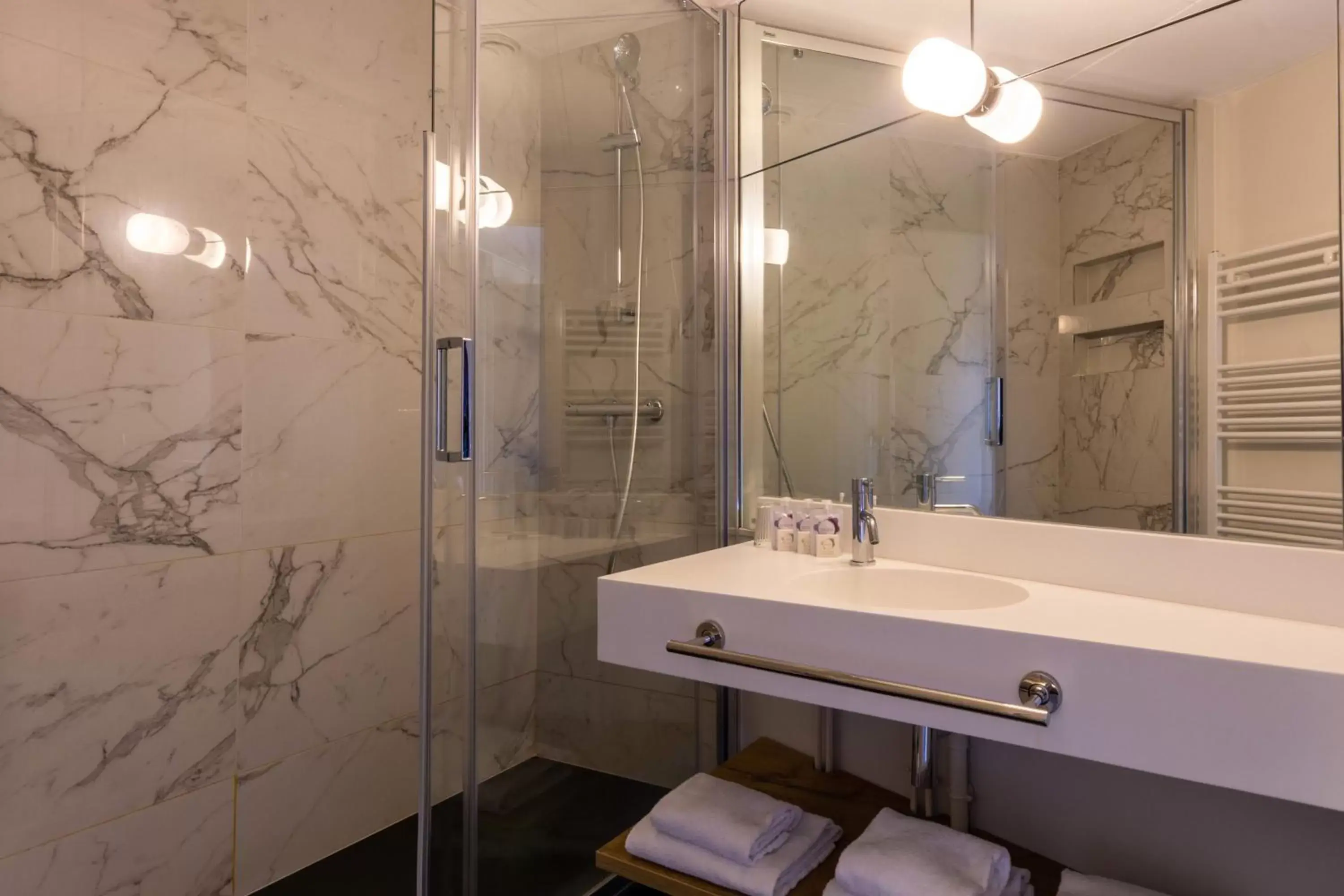 Shower, Bathroom in Hôtel de France