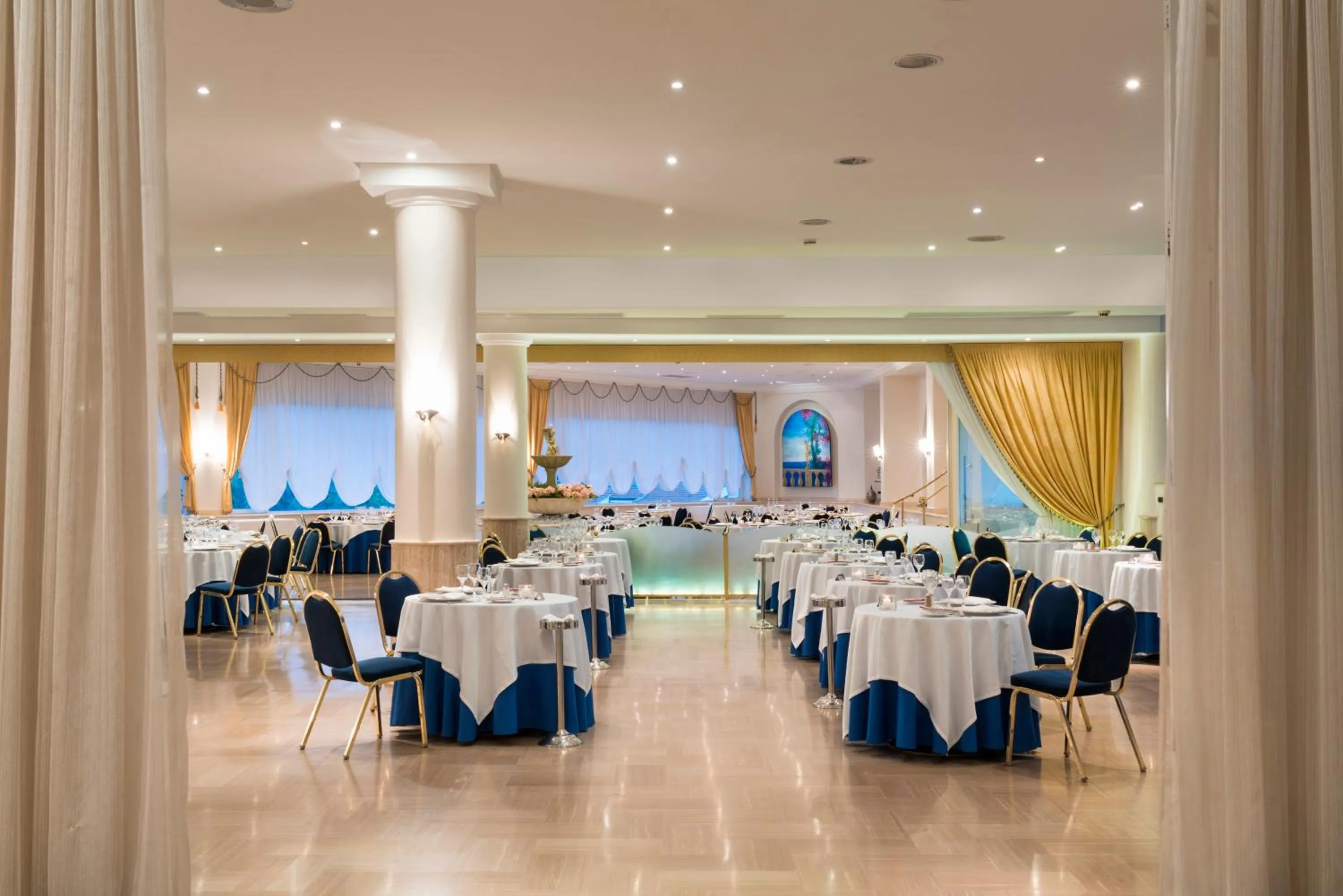 Restaurant/places to eat in Sant Alphio Garden Hotel & SPA