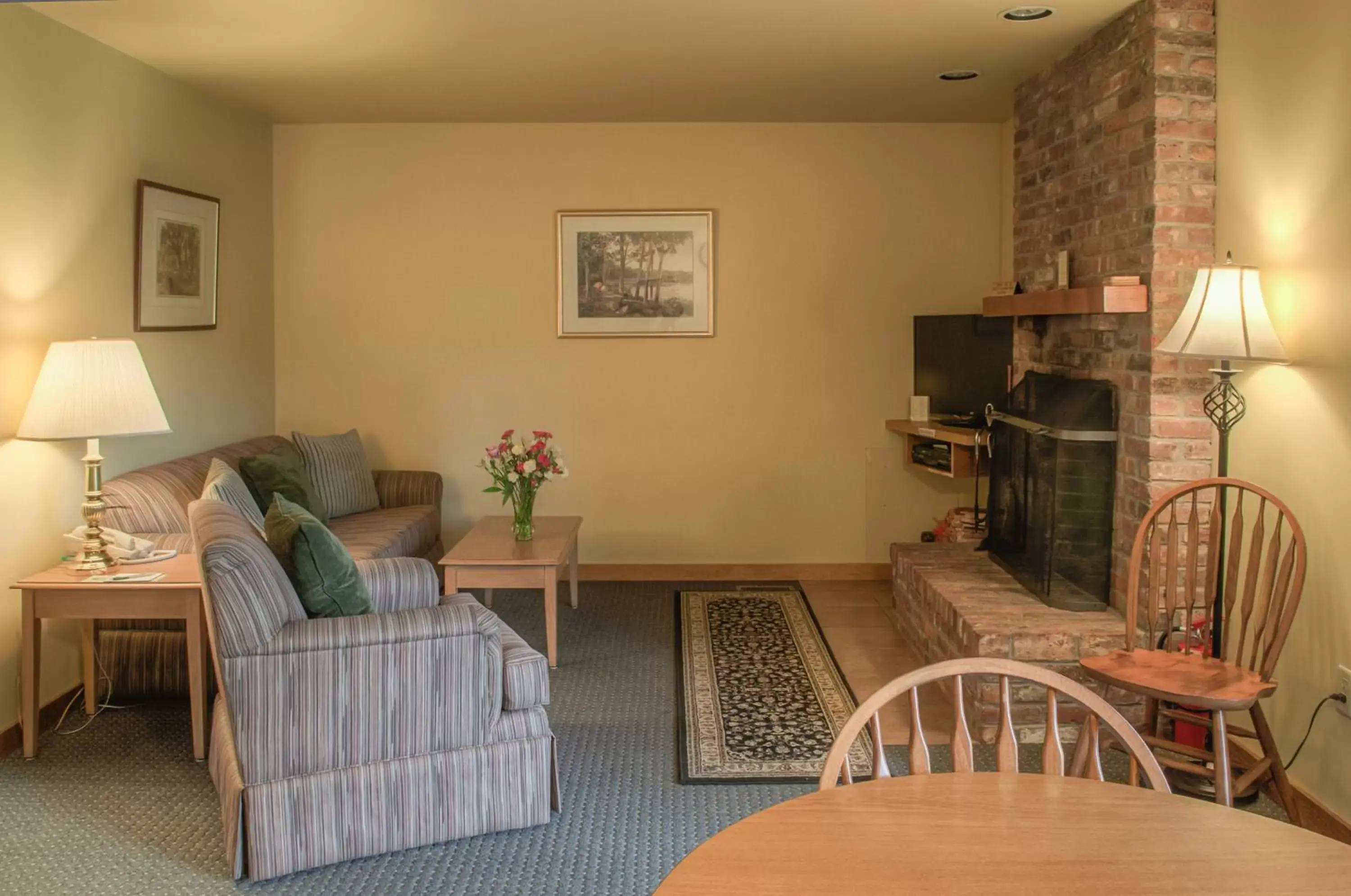  Deluxe Fireplace Suite in Stowe Motel & Snowdrift