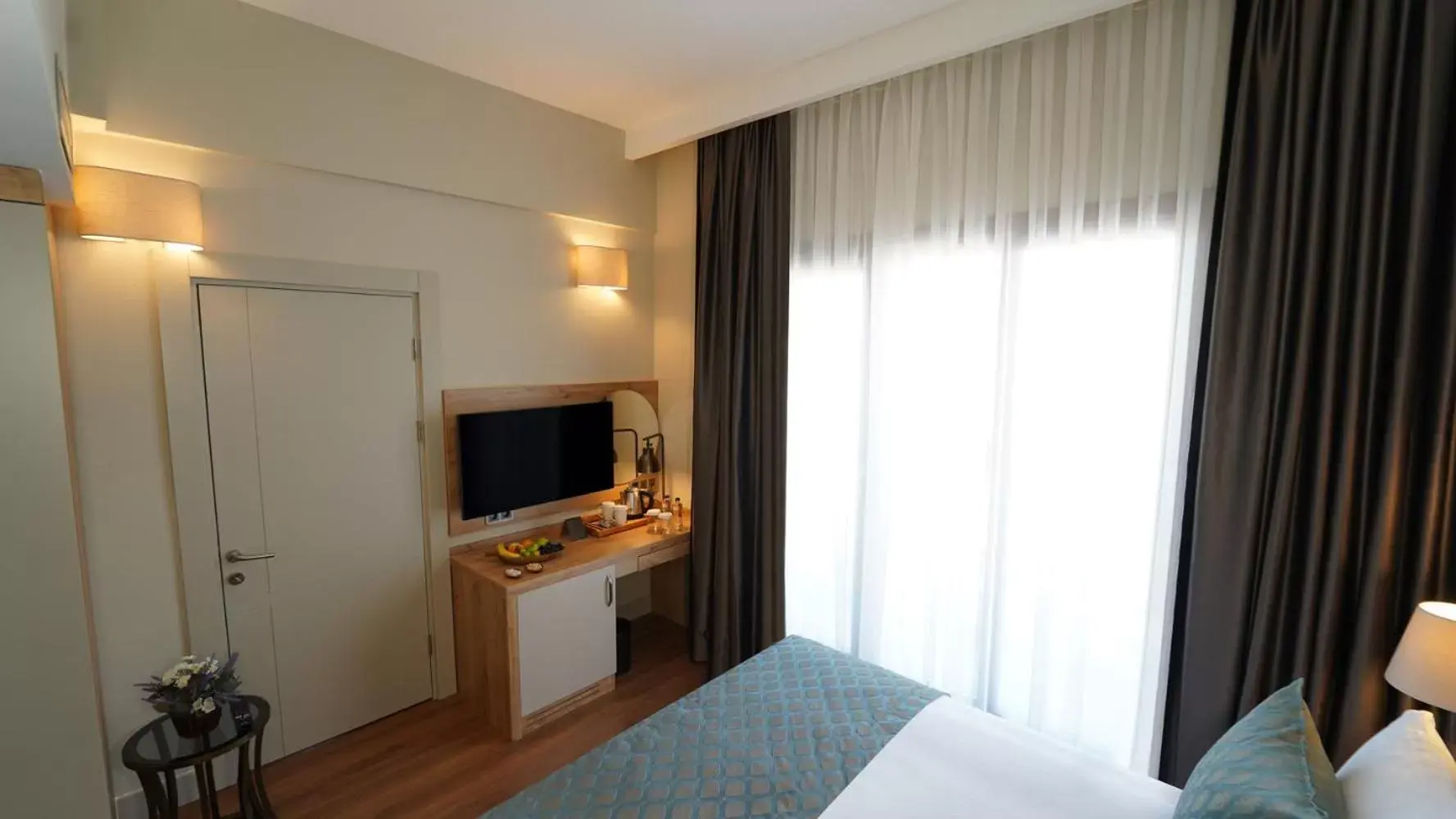 Photo of the whole room, TV/Entertainment Center in Grand Sirkeci Hotel