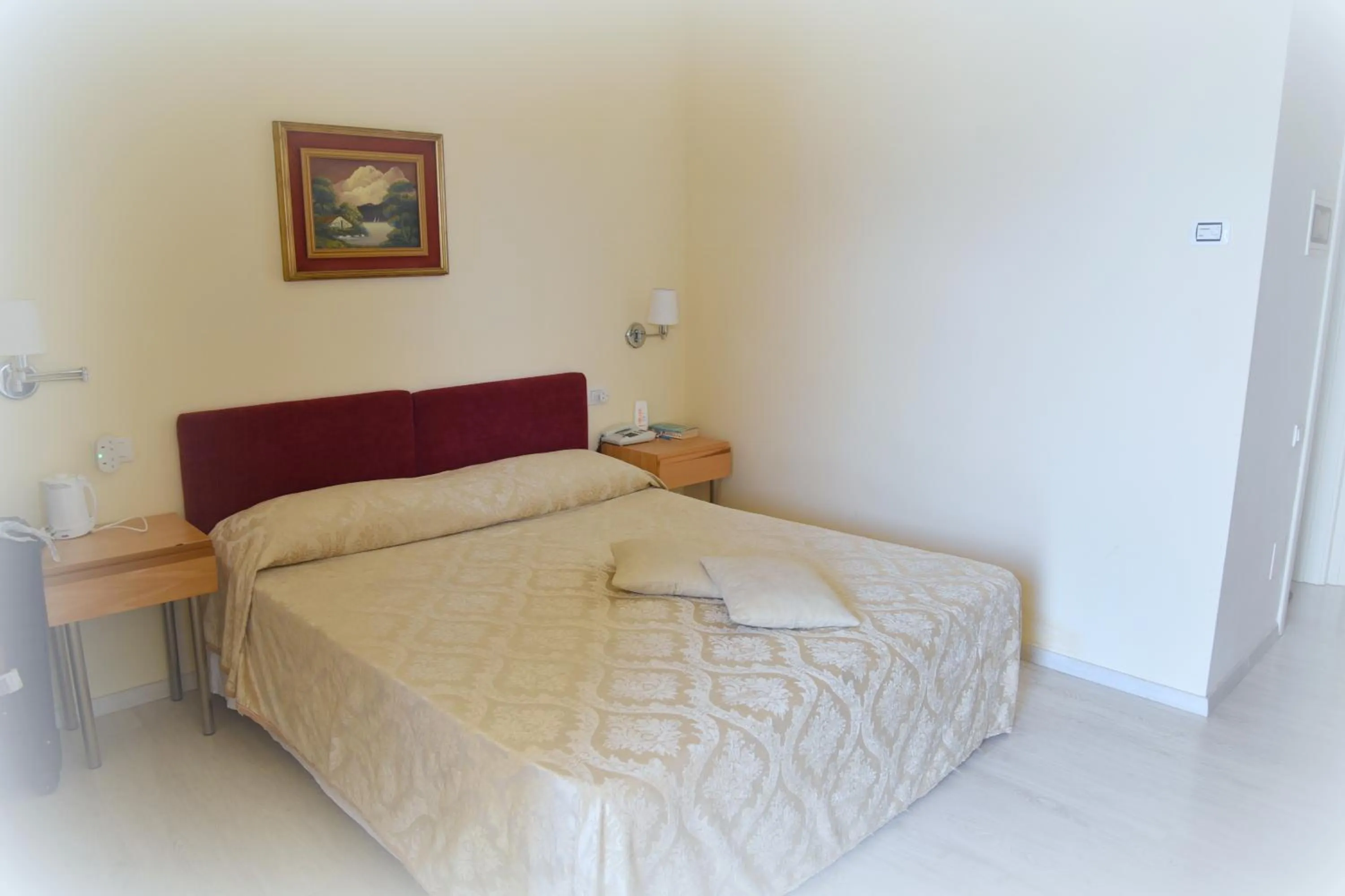 Bed in Hotel Ristorante Miralago