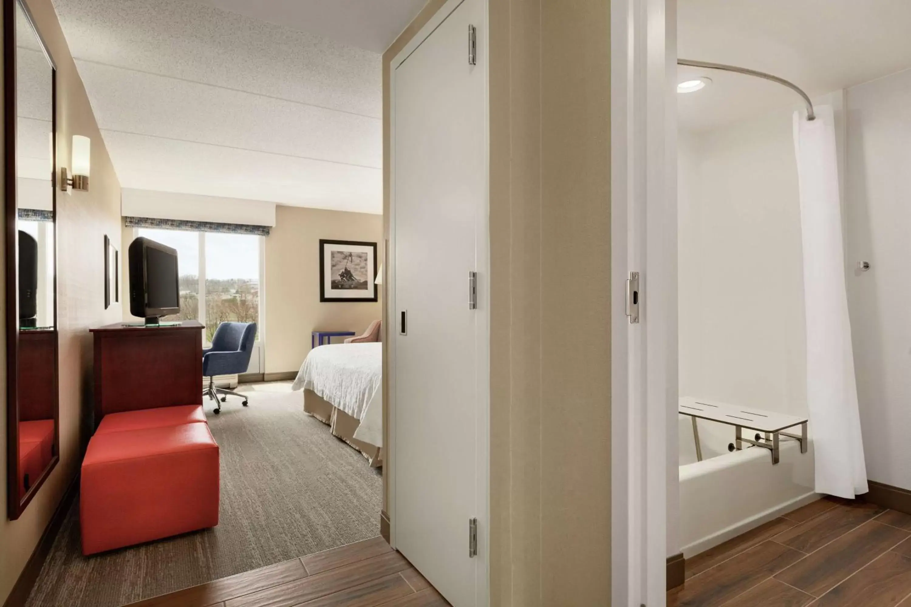 Bedroom, Seating Area in Hampton Inn Dulles/Cascades