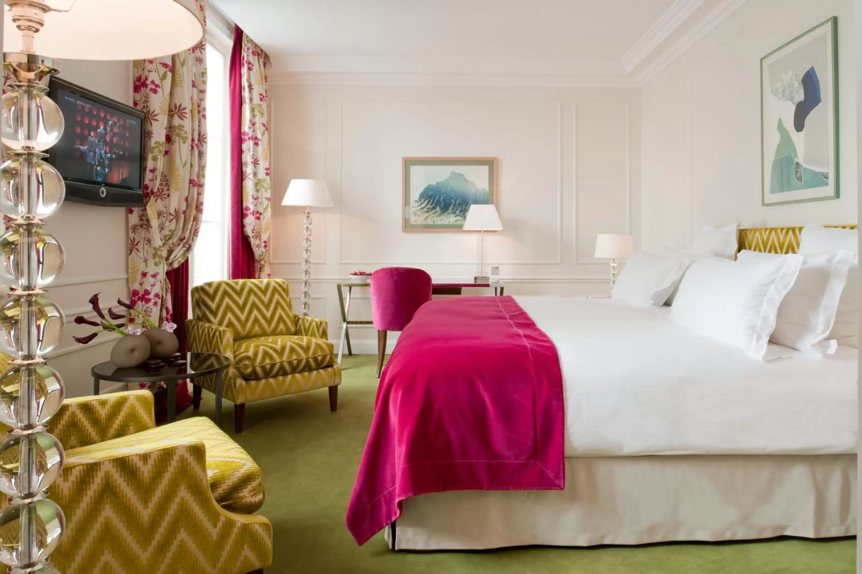 Photo of the whole room, Bed in Le Burgundy Paris