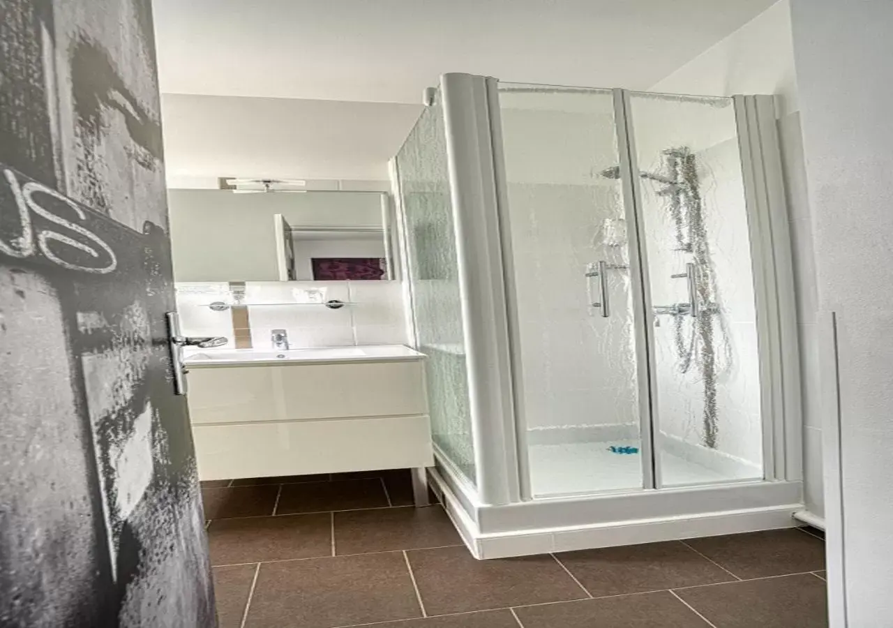 Photo of the whole room, Bathroom in Best Western Le Vinci Loire Valley