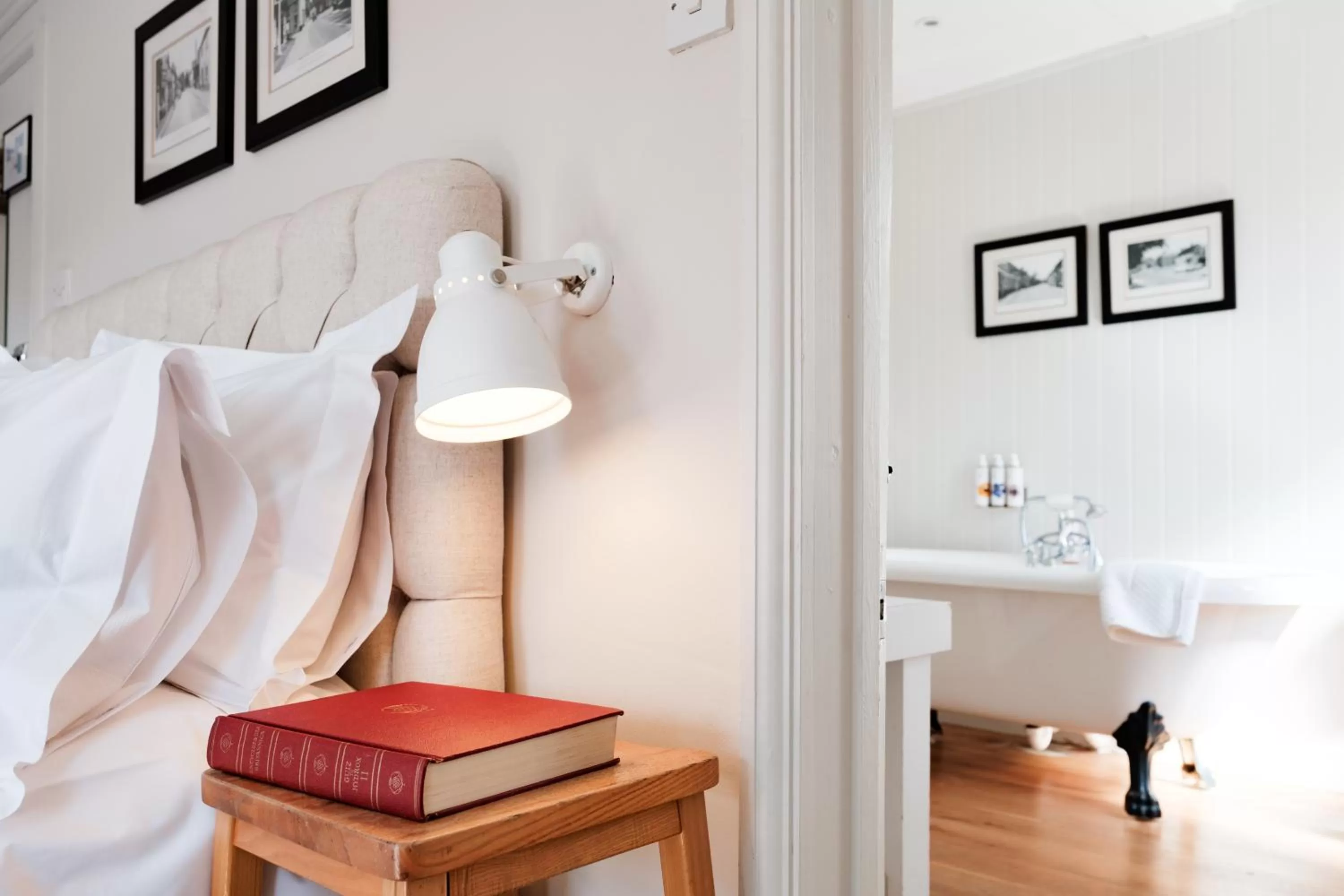 Bed in Bel and The Dragon-Kingsclere