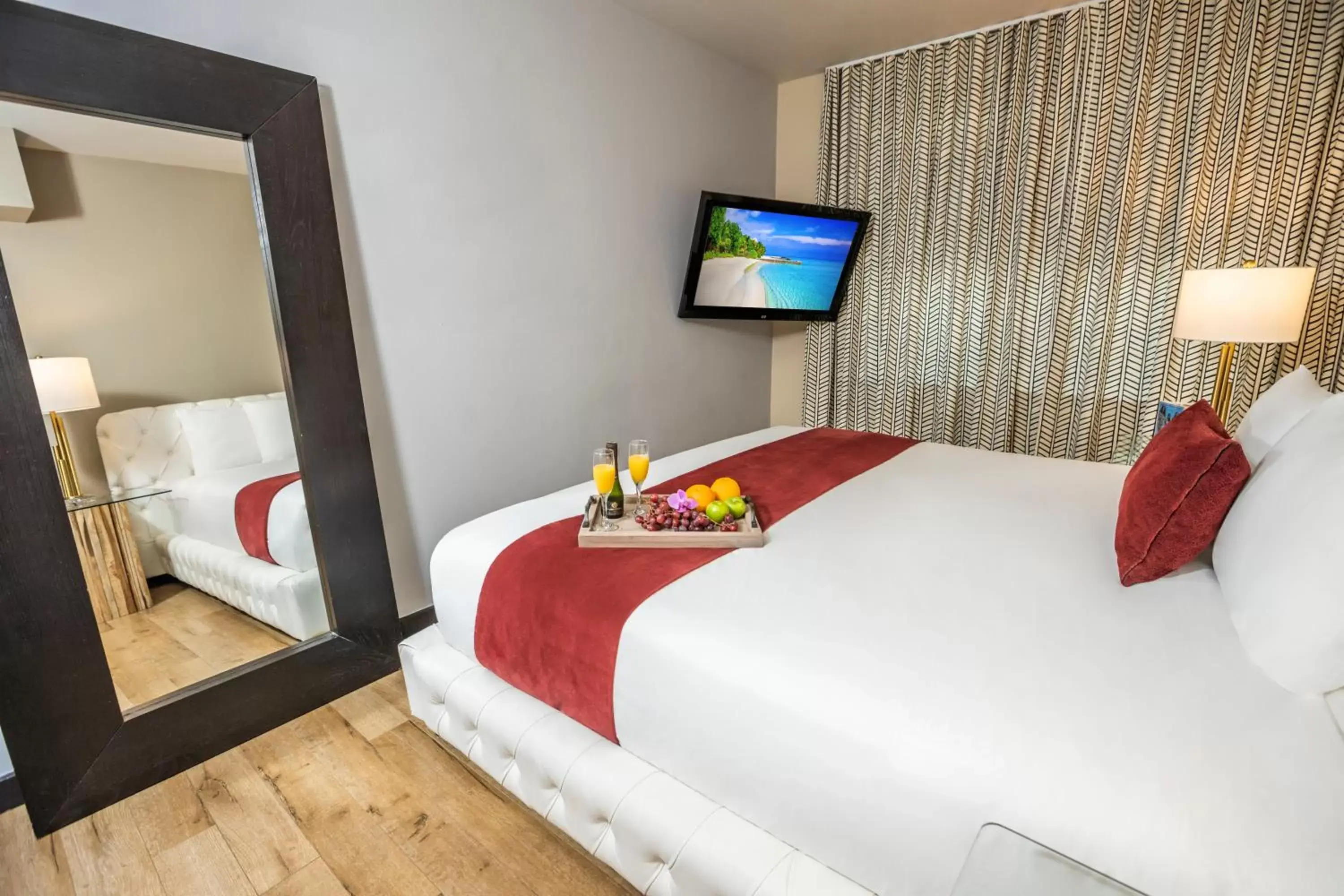 Bedroom, Bed in Metropole Suites South Beach