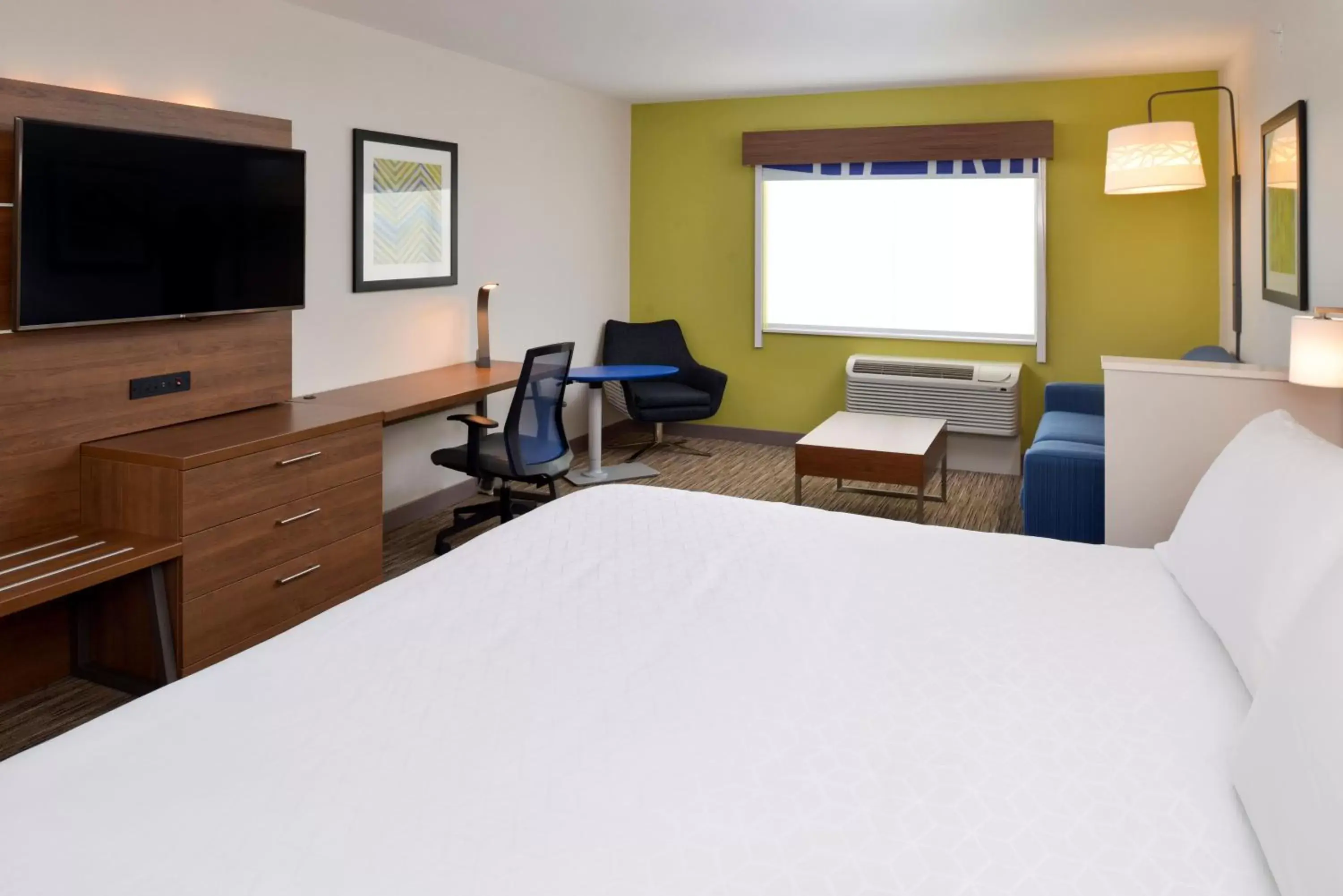 Bedroom, Bed in Holiday Inn Express & Suites - Ottumwa, an IHG Hotel