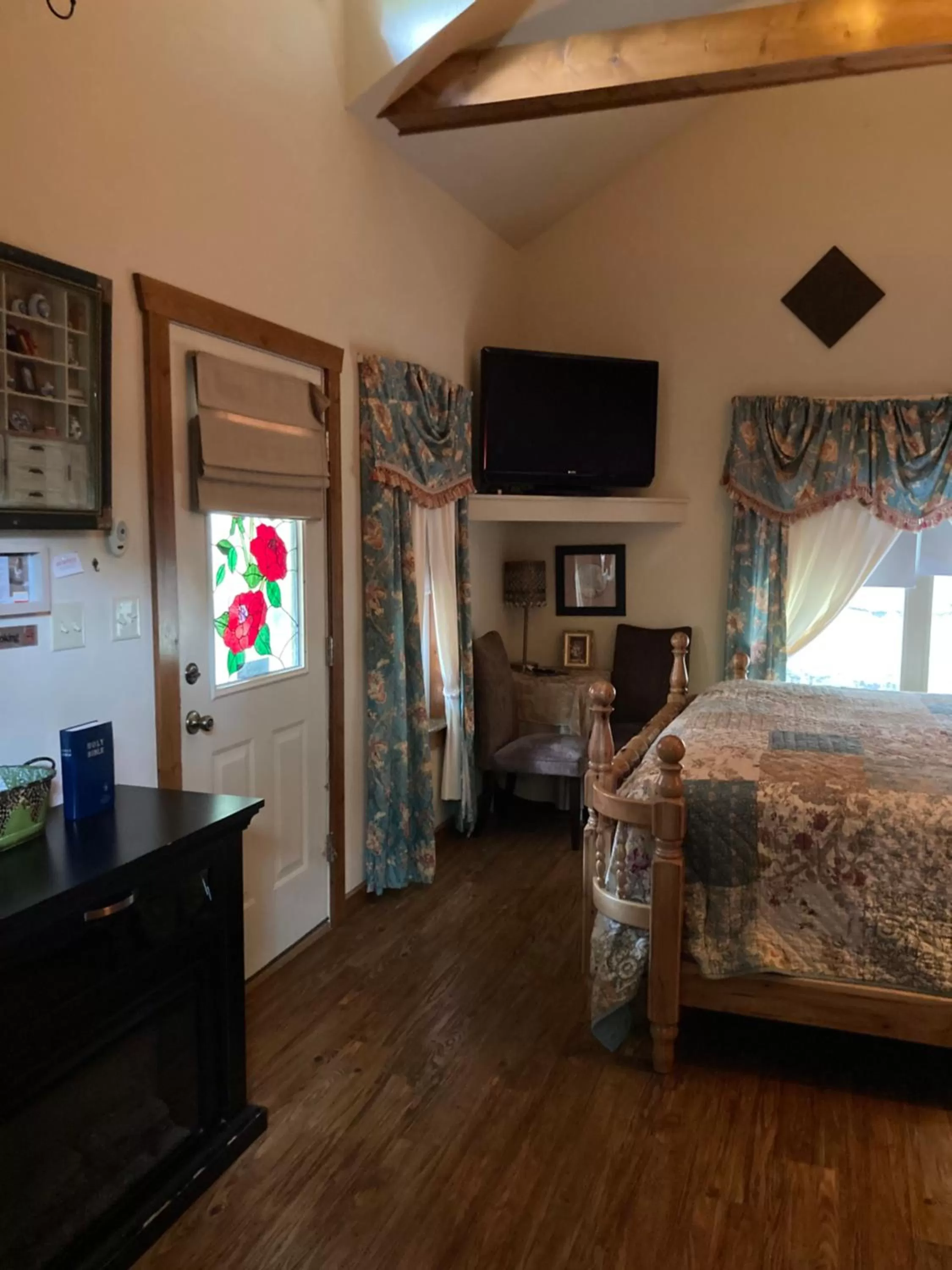 TV and multimedia, Bed in All Seasons Treehouse Village