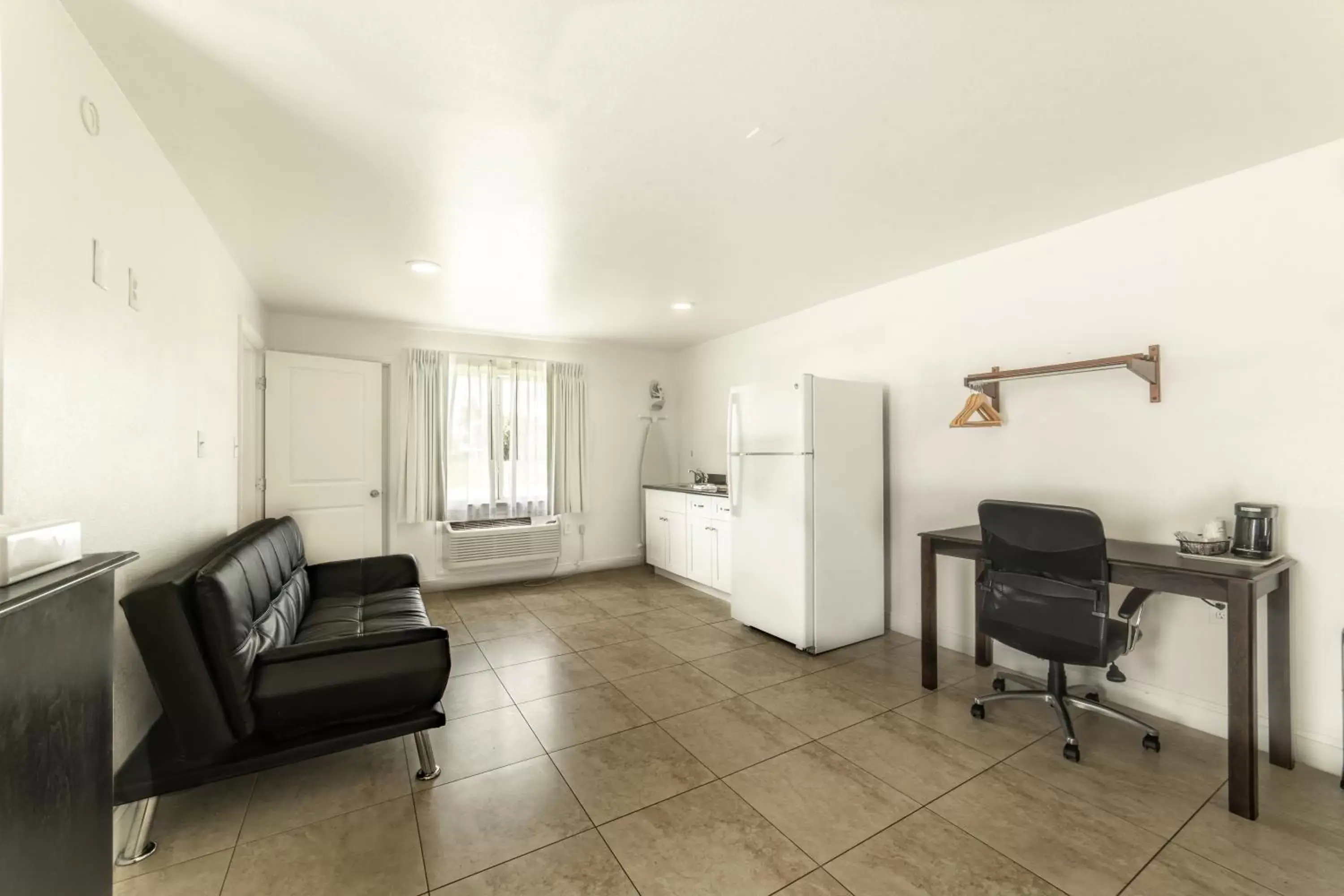 Photo of the whole room, Seating Area in Everglades City Motel - Everglades Adventures Inn