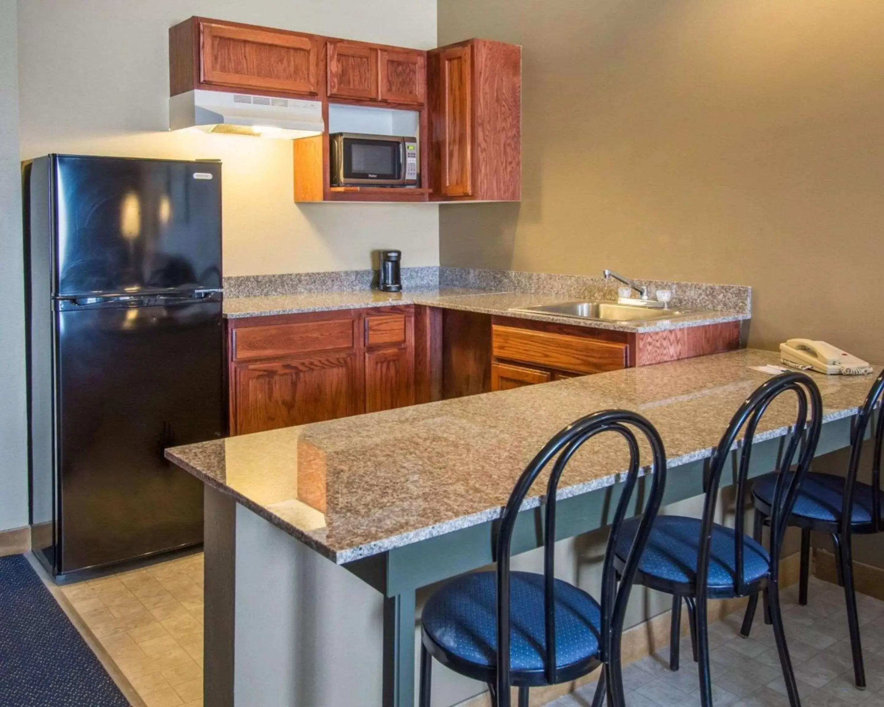 Bedroom, Kitchen/Kitchenette in Quality Inn & Suites of Liberty Lake