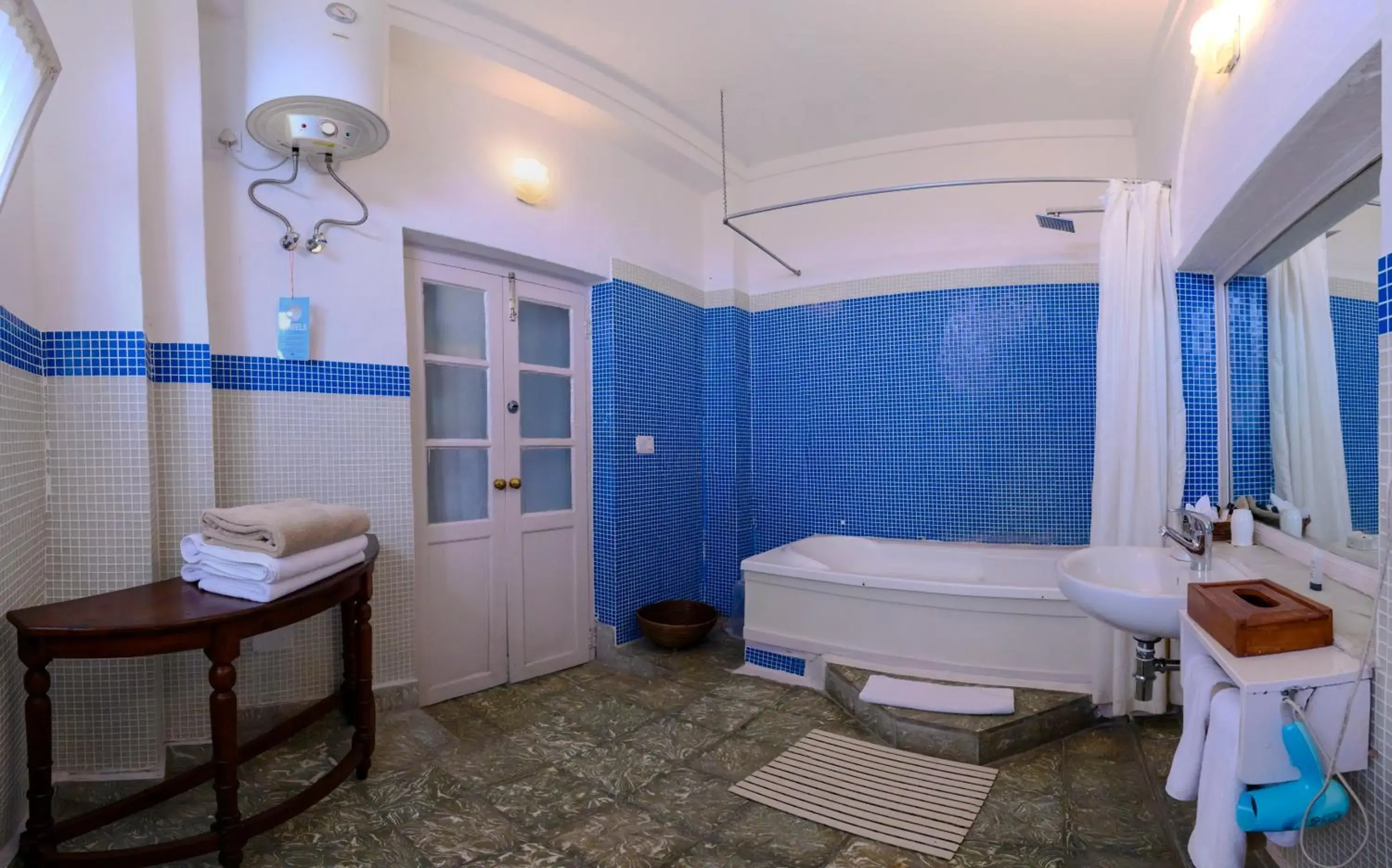 Bathroom in Neemrana's Hill Fort Kesroli